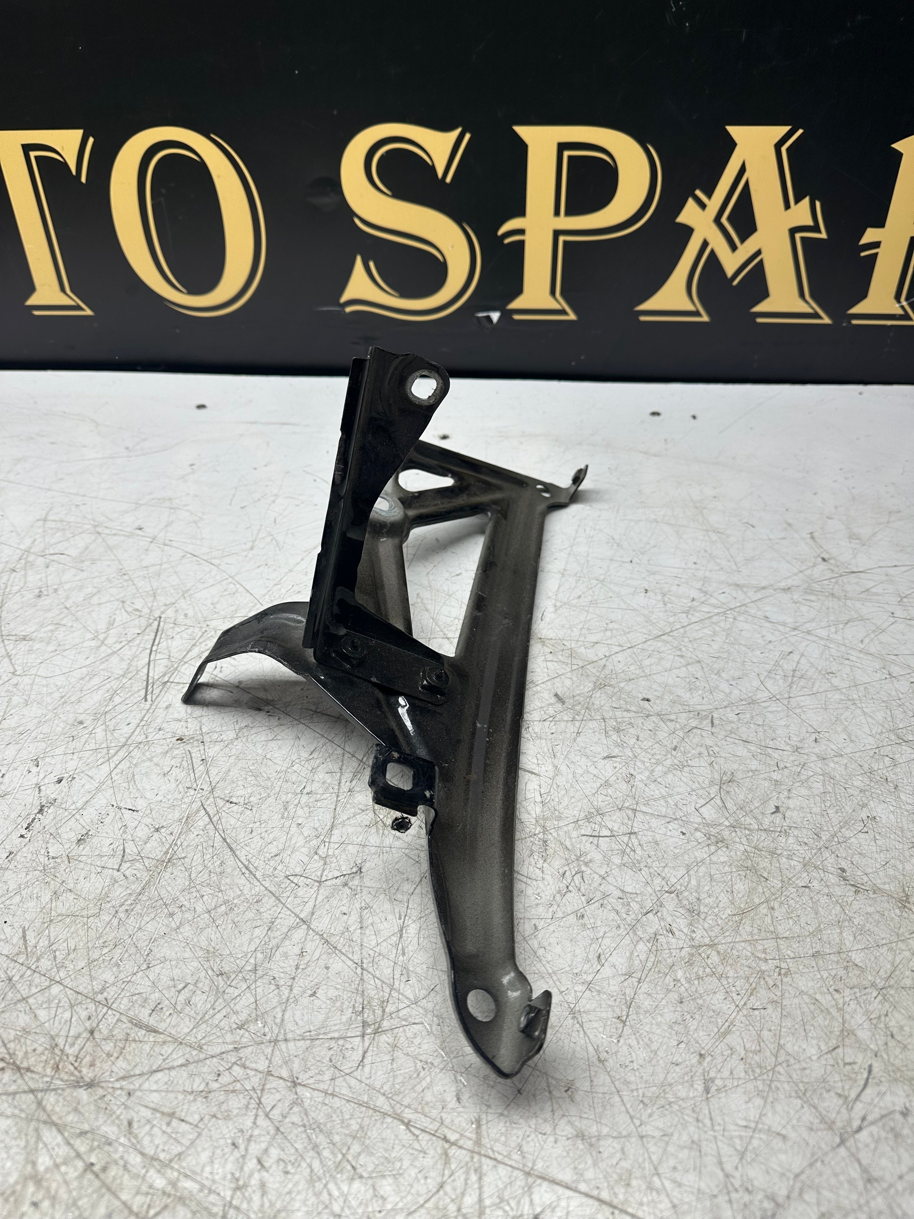 BMW X1 F48 Wing Panel Bracket Set – Right Passenger Side (7329447)