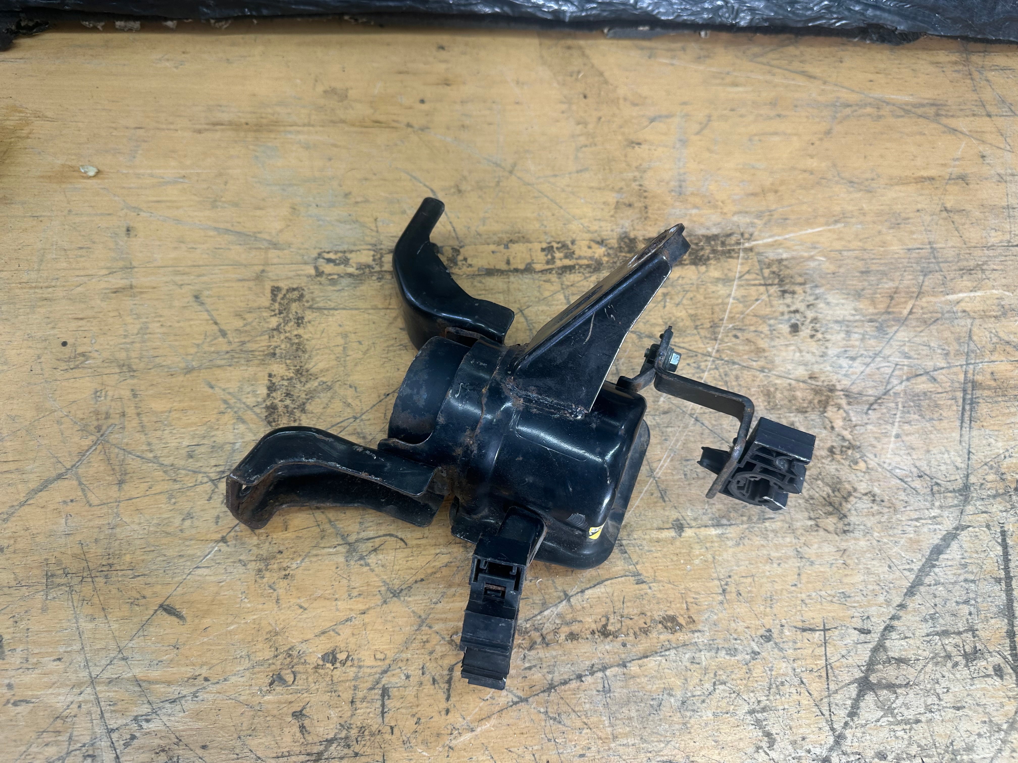 Toyota Auris 2014 Engine Mount Right Driver’s Side
