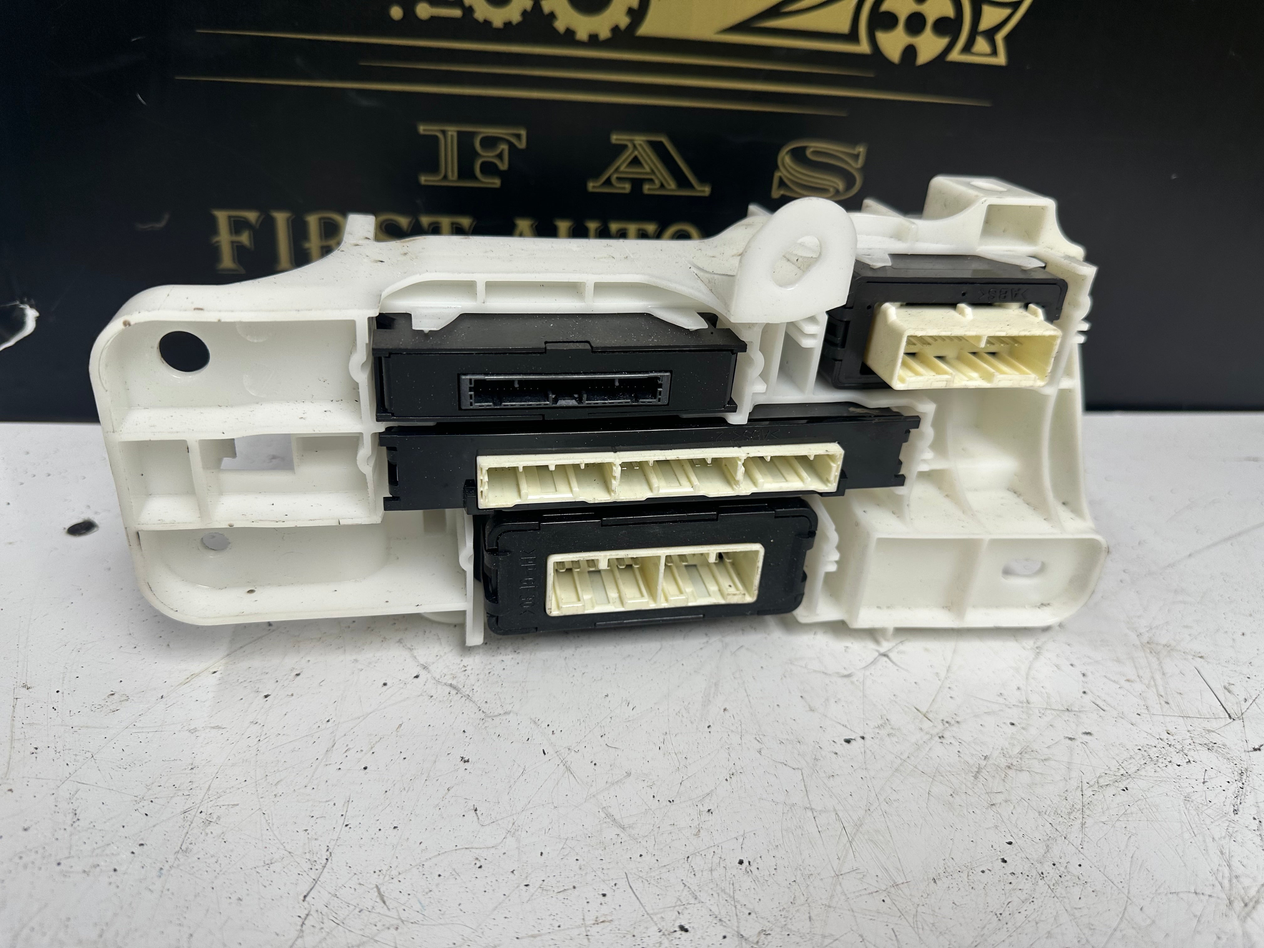 Toyota Auris Hybrid HEV E18 Box Computer Integration (82877-02040)