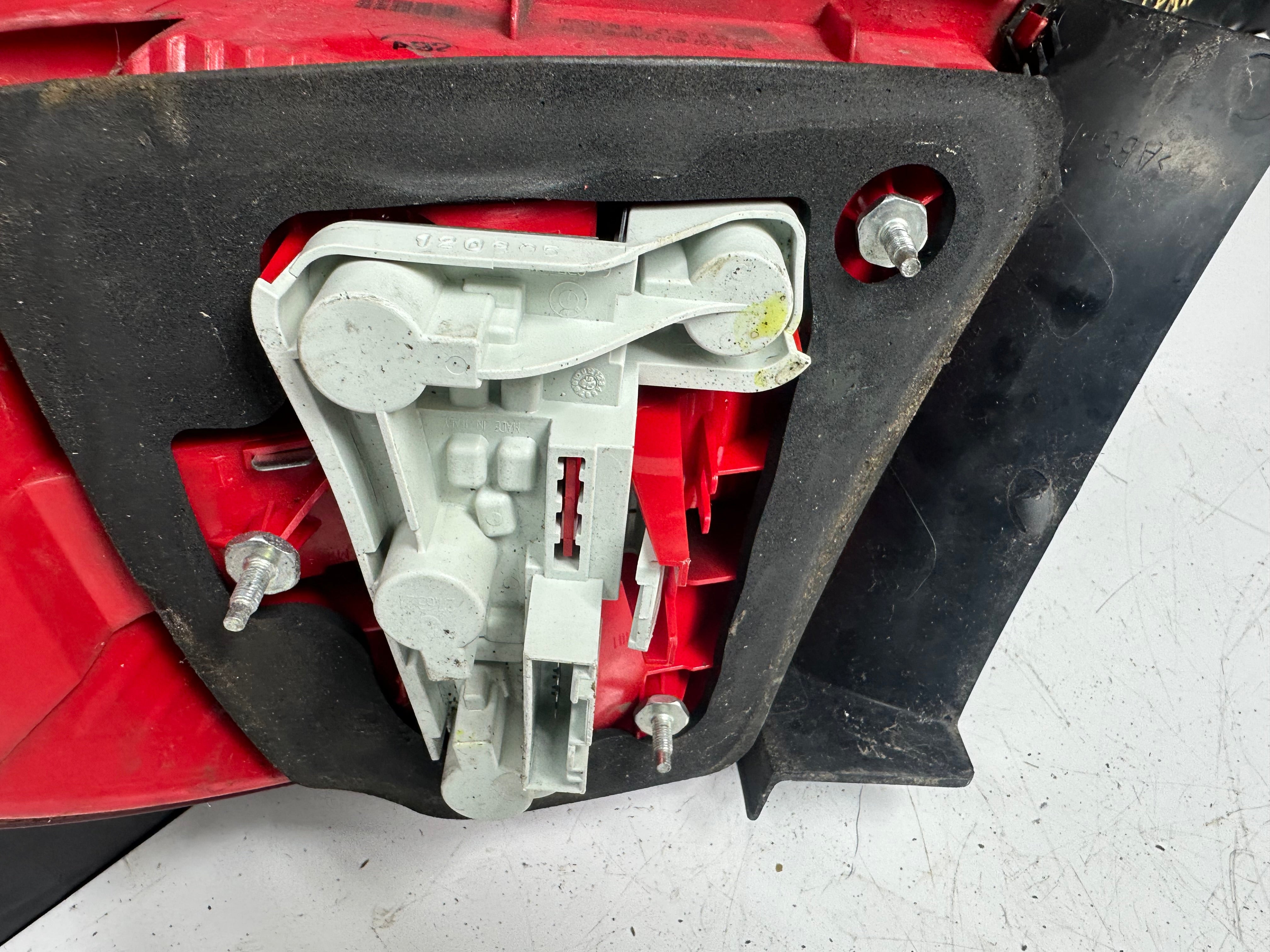 BMW 3 Series E90 E91 E93 2008 Left Rear Tail Light (276301 L)