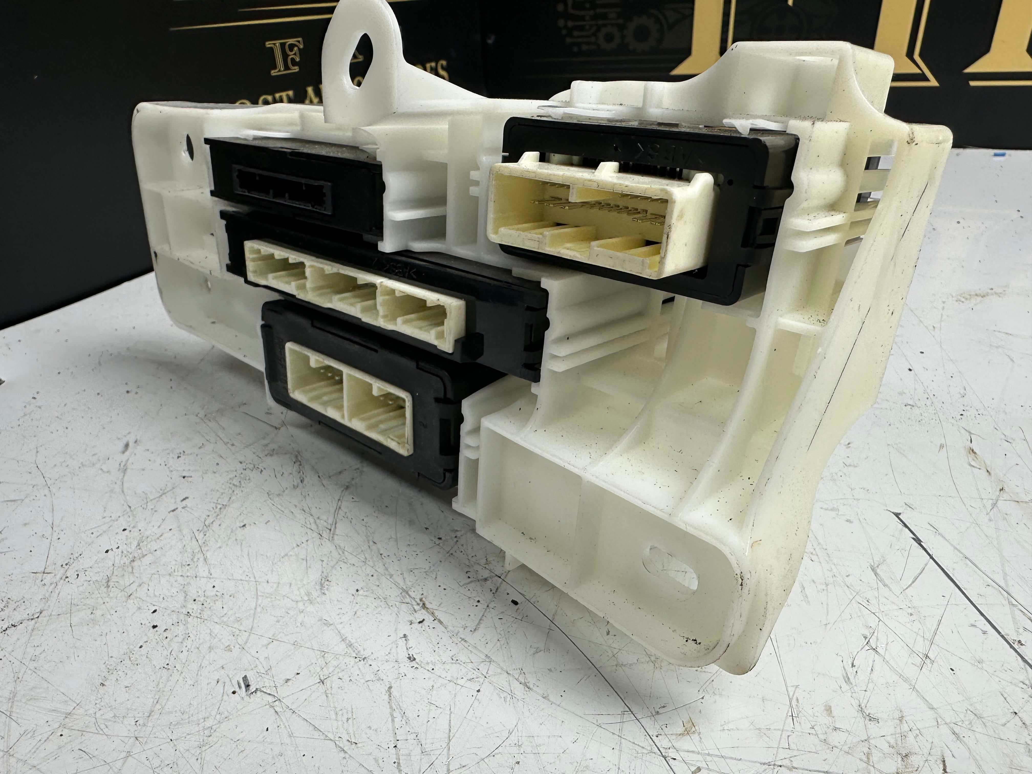 Toyota Auris Hybrid HEV E18 Box Computer Integration (82877-02040)