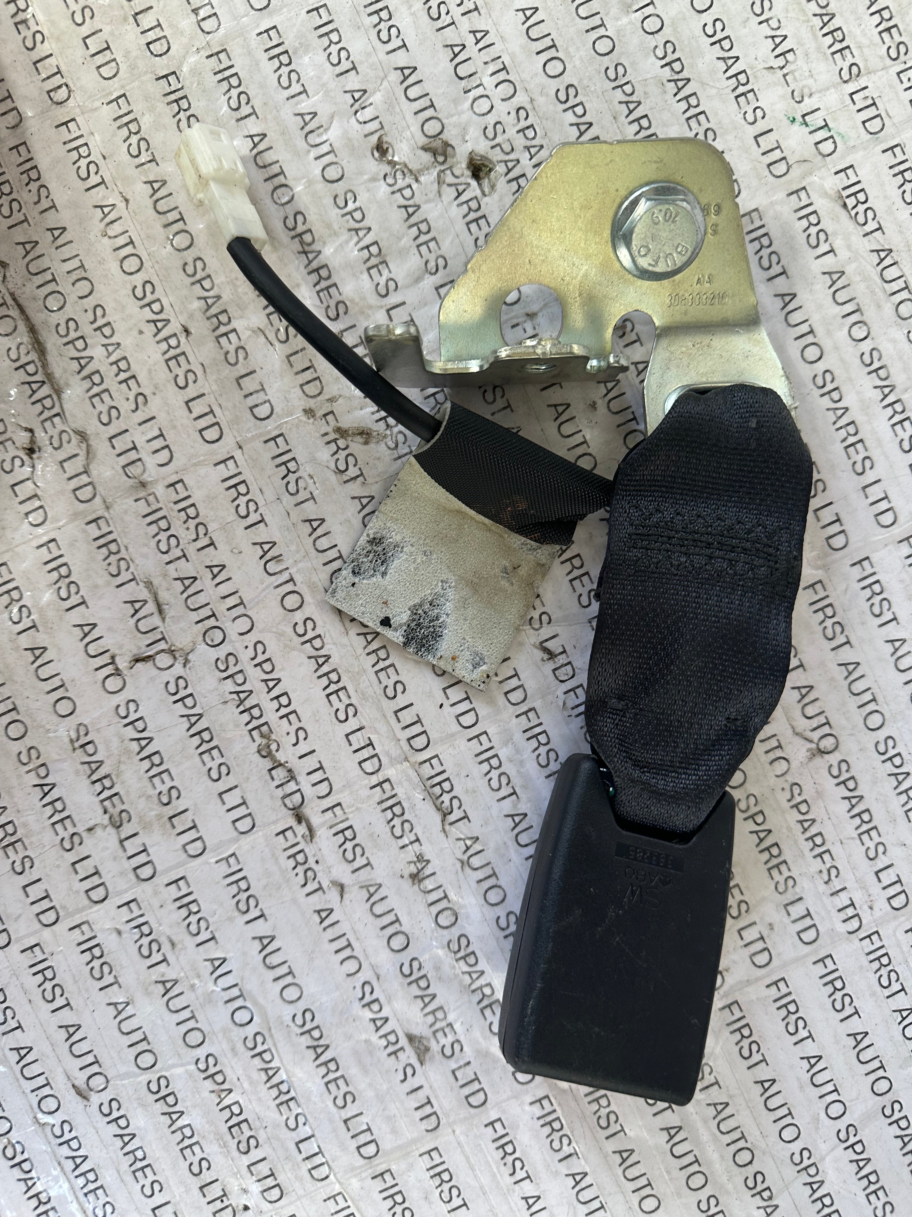 Nissan Qashqai Rear Left Side Seat Belt Buckle (308333210)