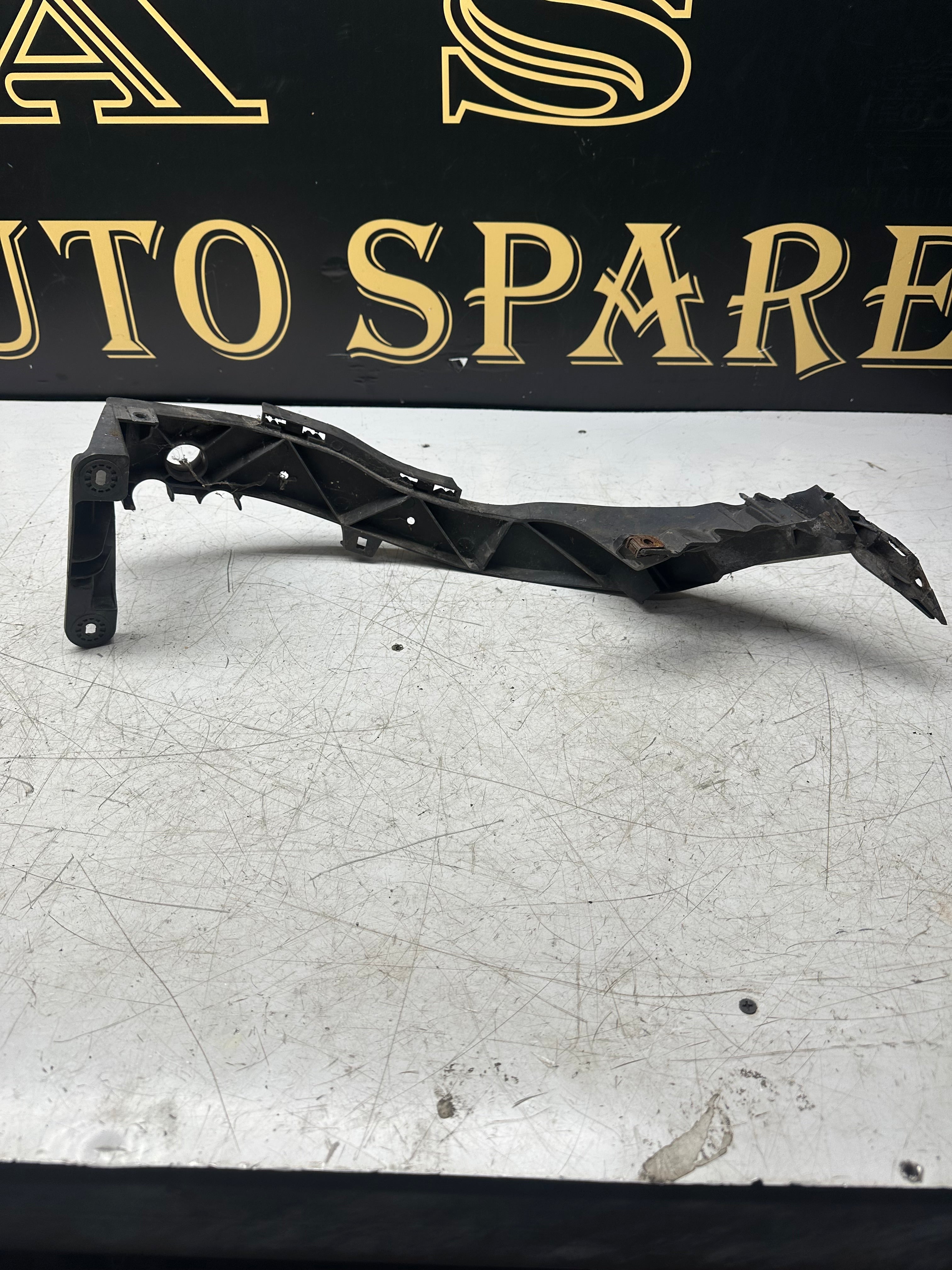 BMW 1 Series F20/F21 Right Driver Side Headlight Bracket / Holder (2011–2019)(7120824 / 5164-7120824)