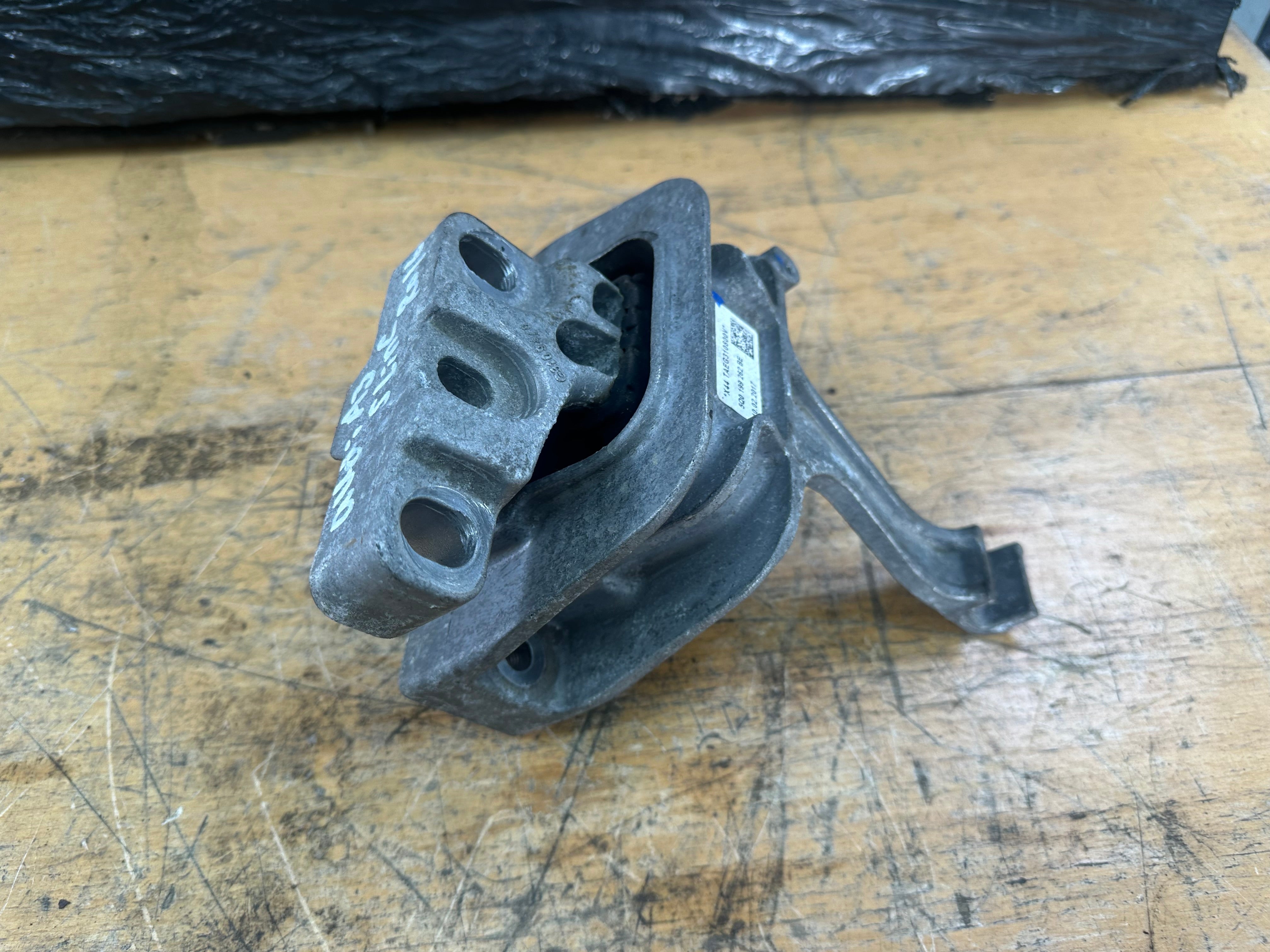 Audi A3 S line 2017 / VW Golf Mk7 2017 Right O/S Drivers Engine Mount (5Q0 199 262 BE)