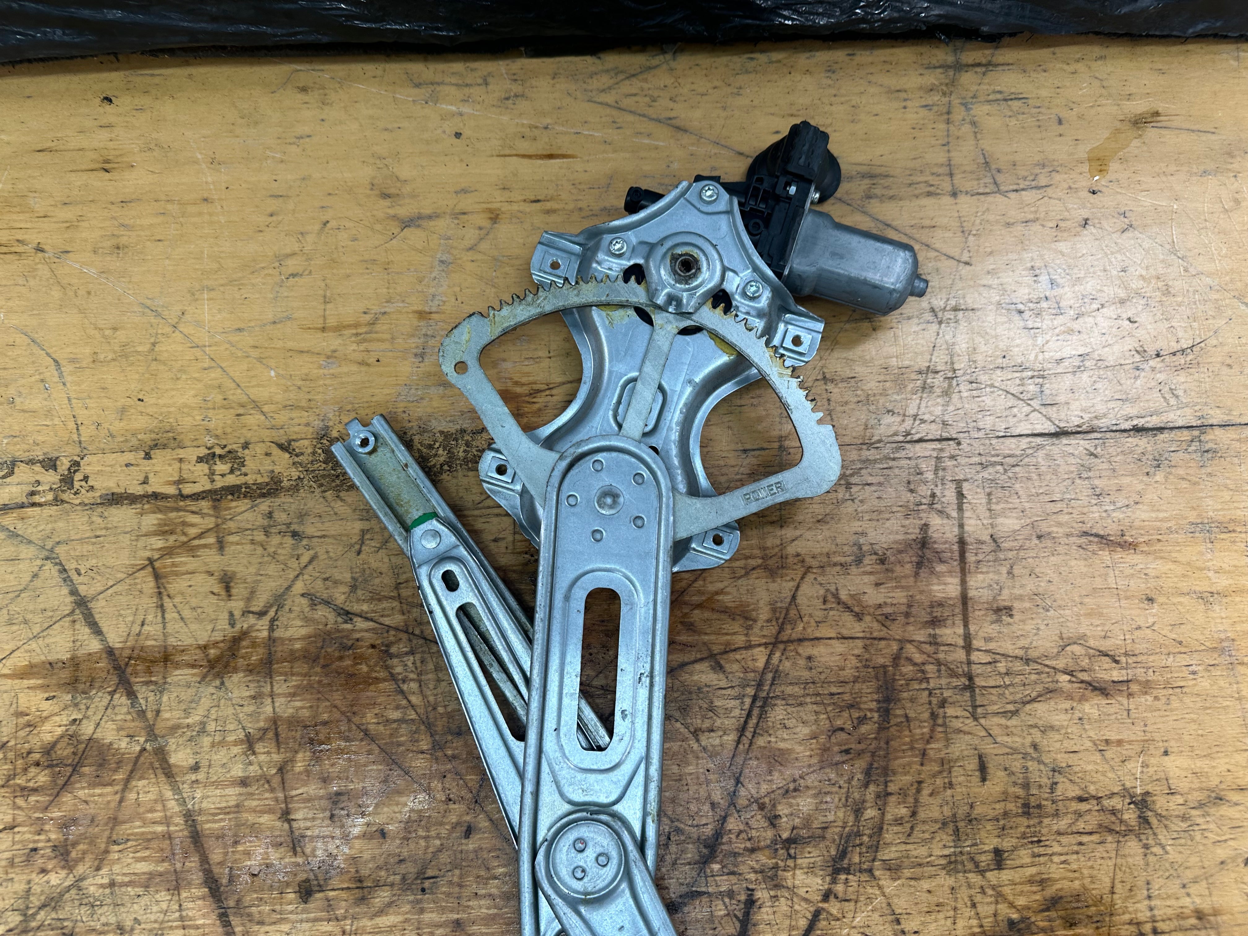 Toyota Auris Rear Right O/S/R Window Regulator (85720-0D120)