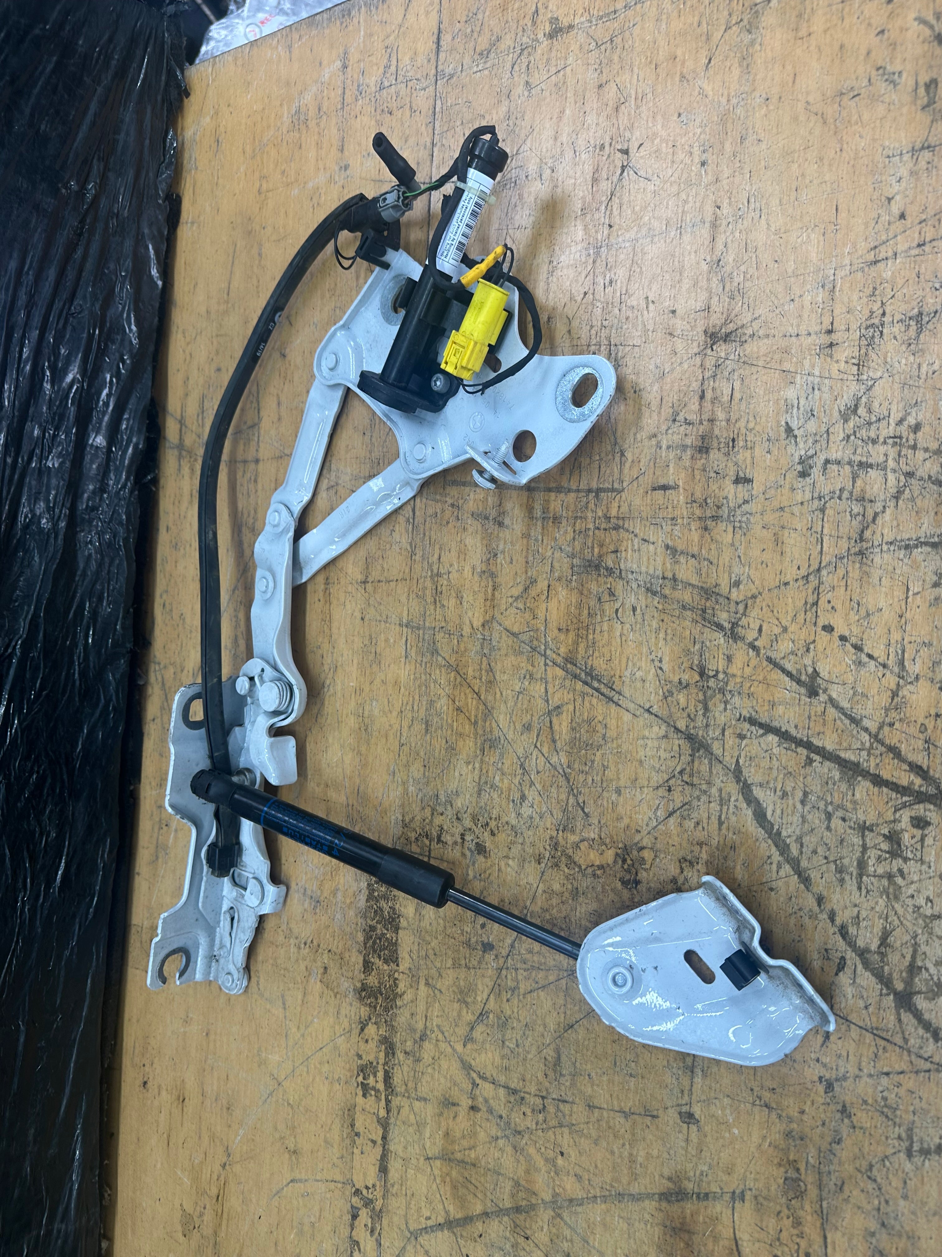 BMW X5 G05 2019 Right Driver’s Bonnet Hood Hinge with Actuator (7418202)