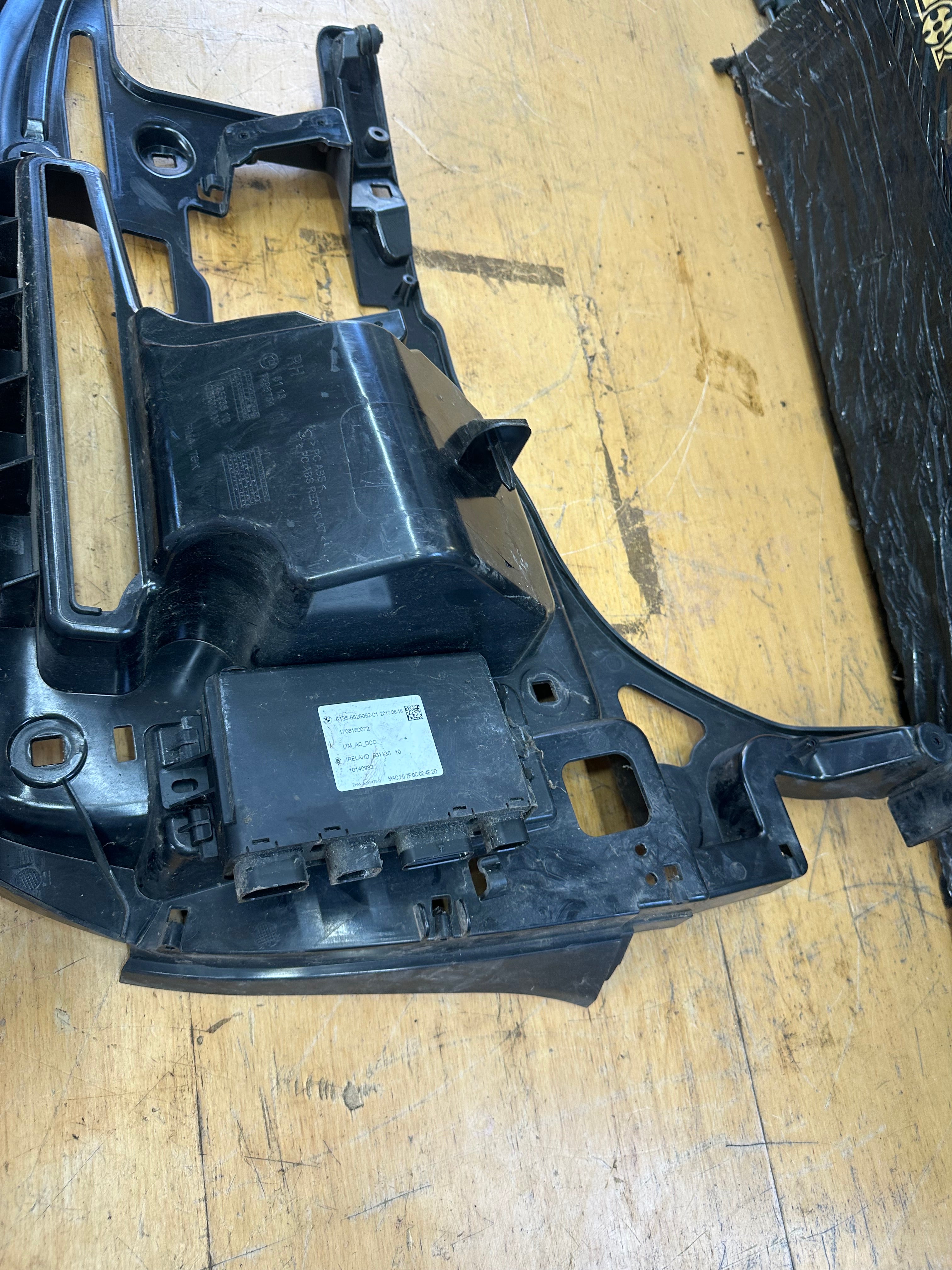 BMW i3 Panel Bracket Rear Right Support Panel Mounting (7296754)