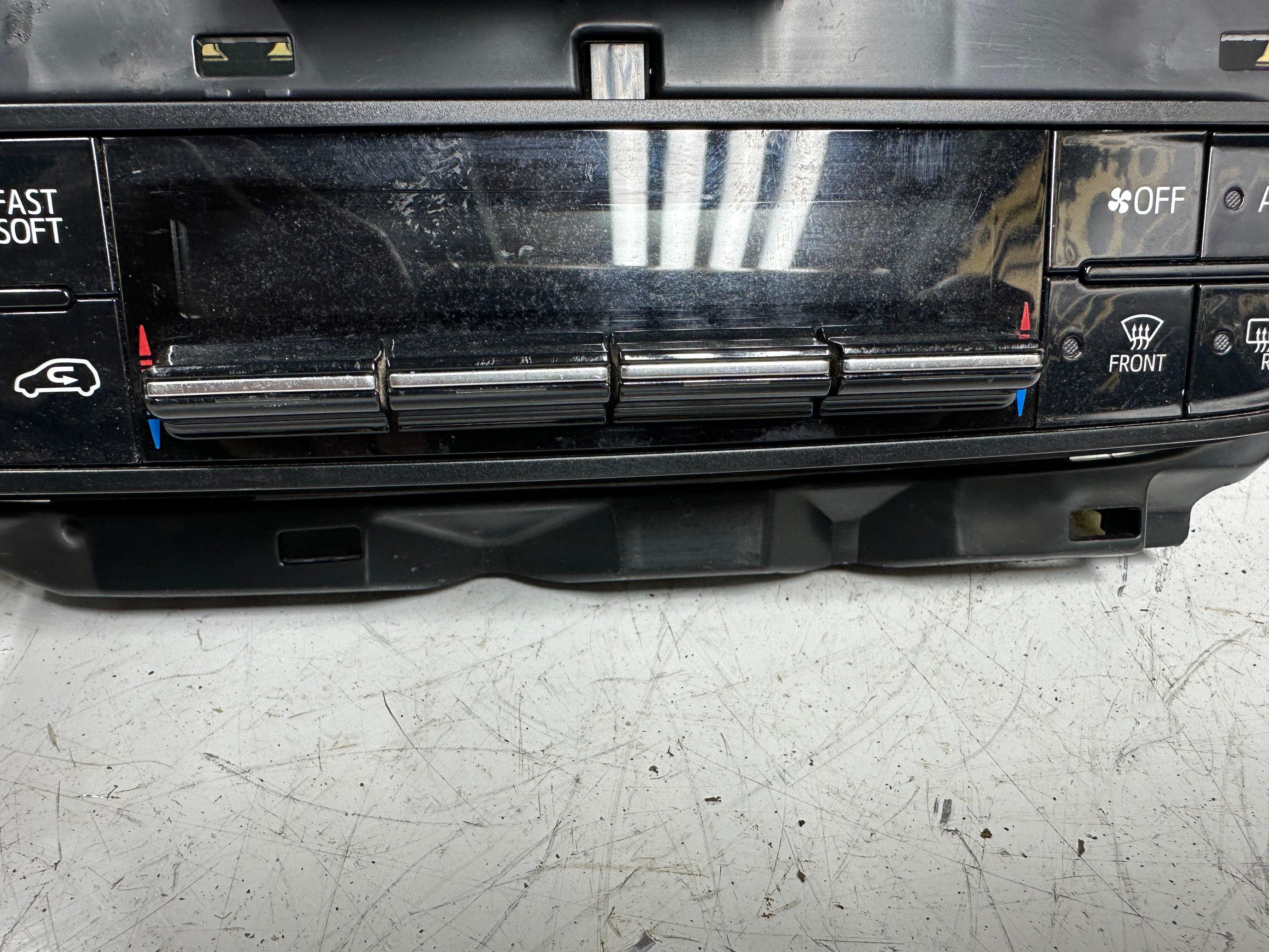 Toyota Auris Heater Control Panel (55468-02040) (75H695)