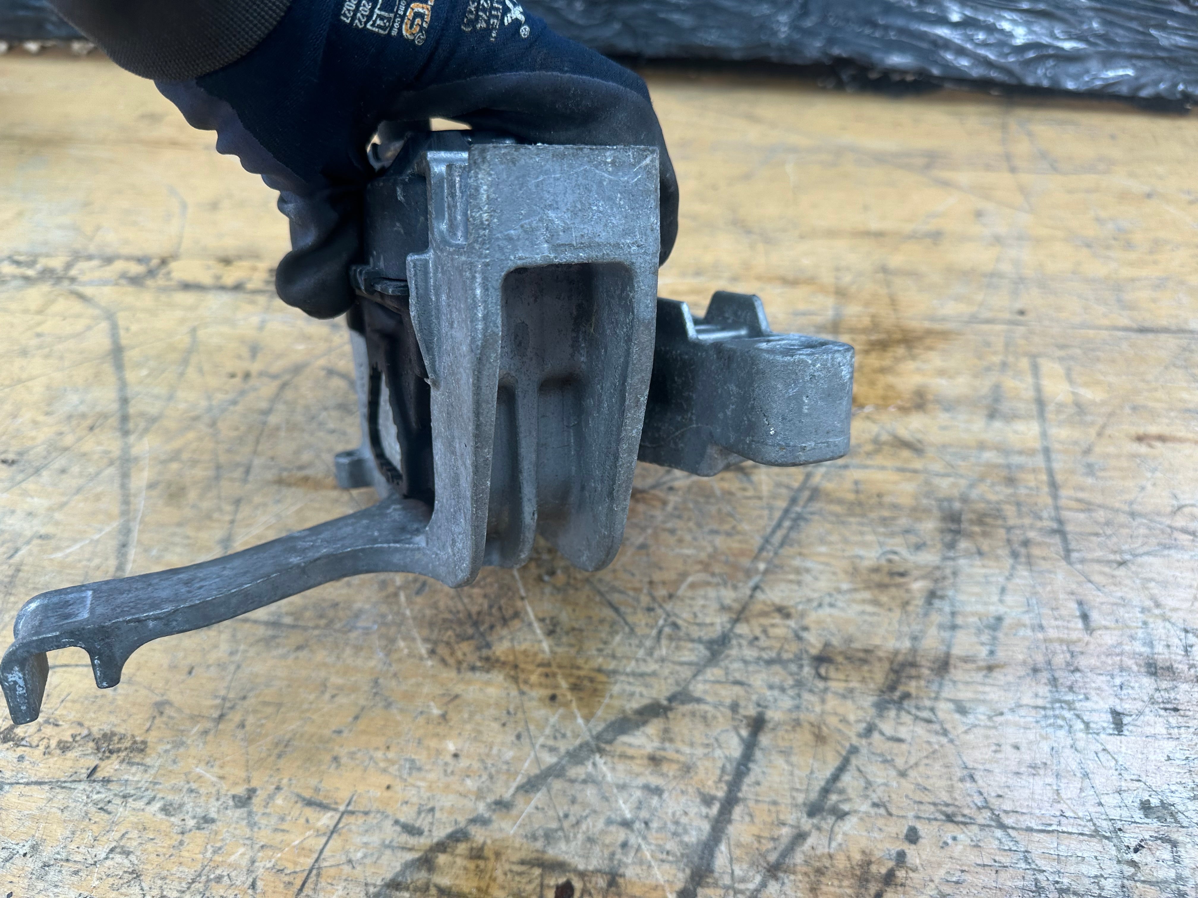 Audi A3 S line 2017 / VW Golf Mk7 2017 Right O/S Drivers Engine Mount (5Q0 199 262 BE)