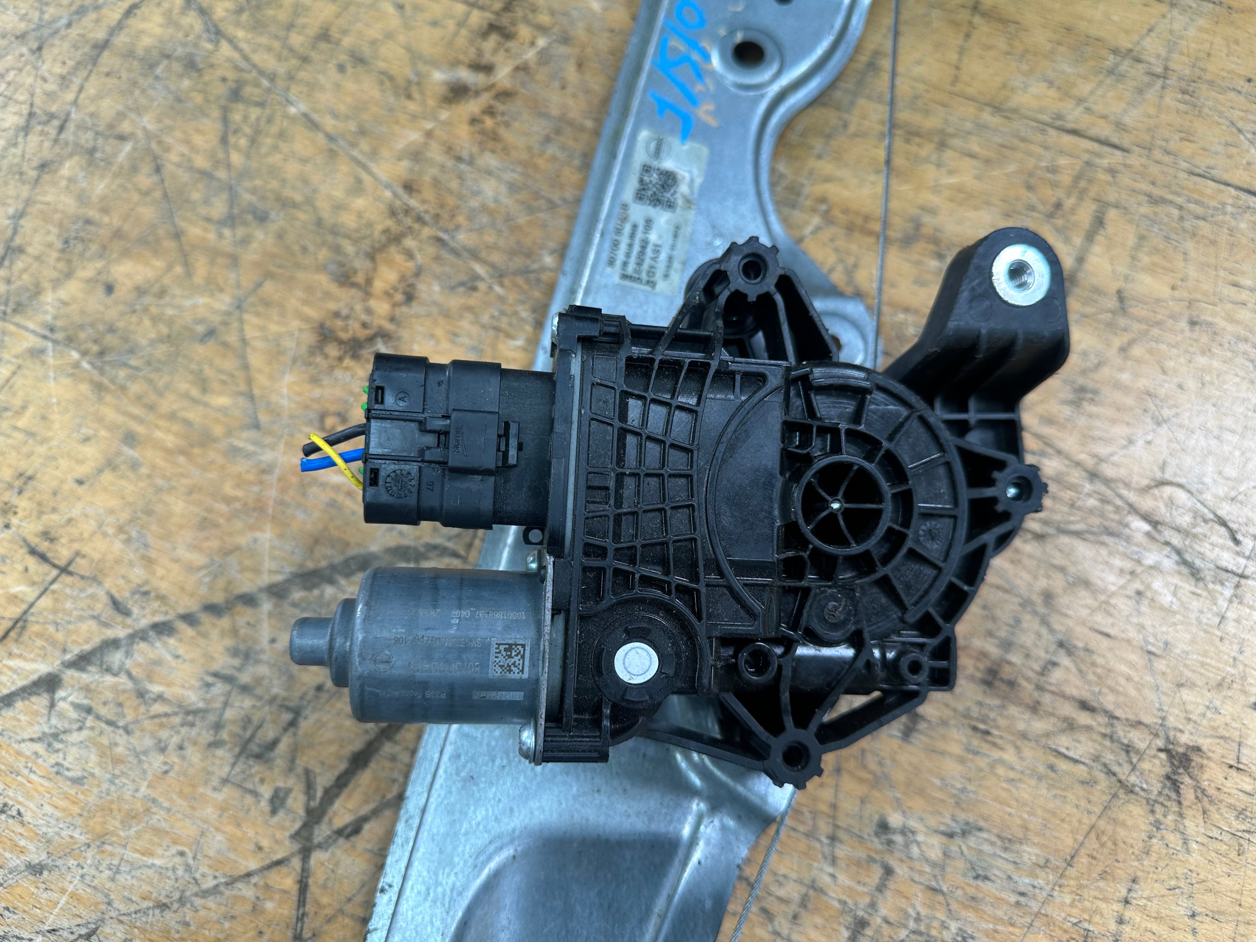 Nissan Qashqai 2021-2024 Front Right O/S/F Window Regulator (80700-6UA1B)