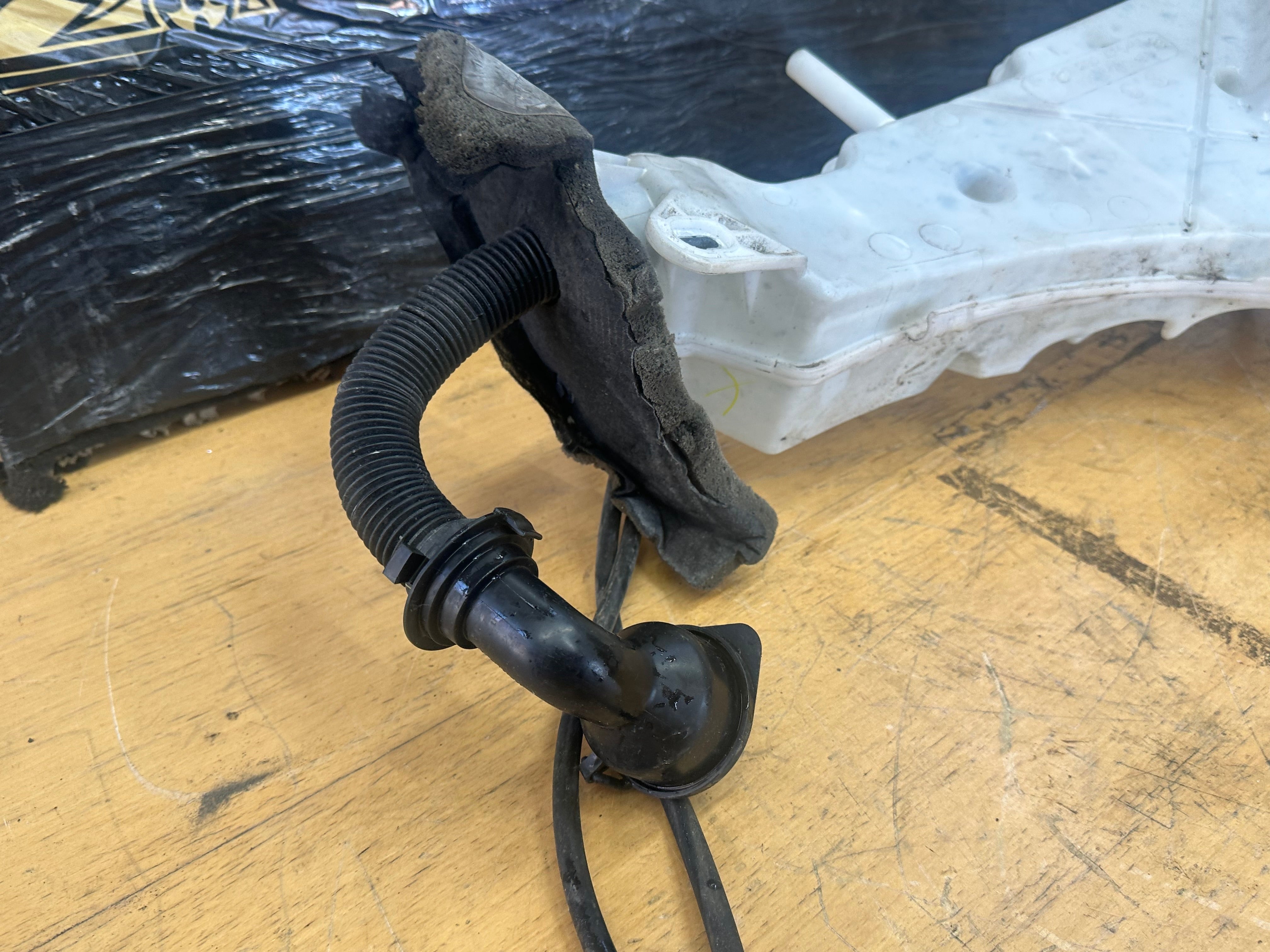 BMW X5 F15 2014–2018 M Sport Windscreen Washer Bottle (7292424) (7292424-14)