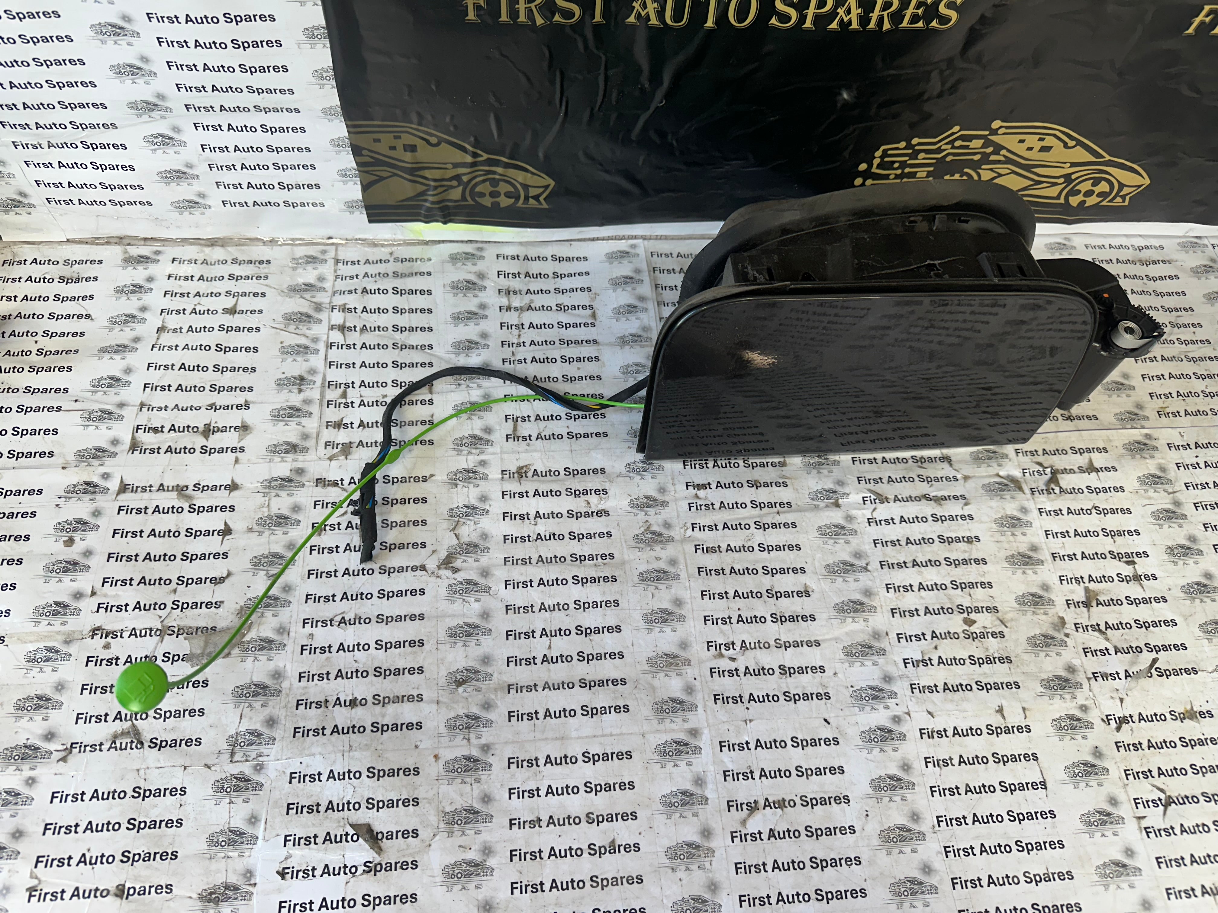 BMW 5 Series g30 Complete Fuel Filling Flap with Inner Plastics (61177387940) (118844-10) (1350775-05)