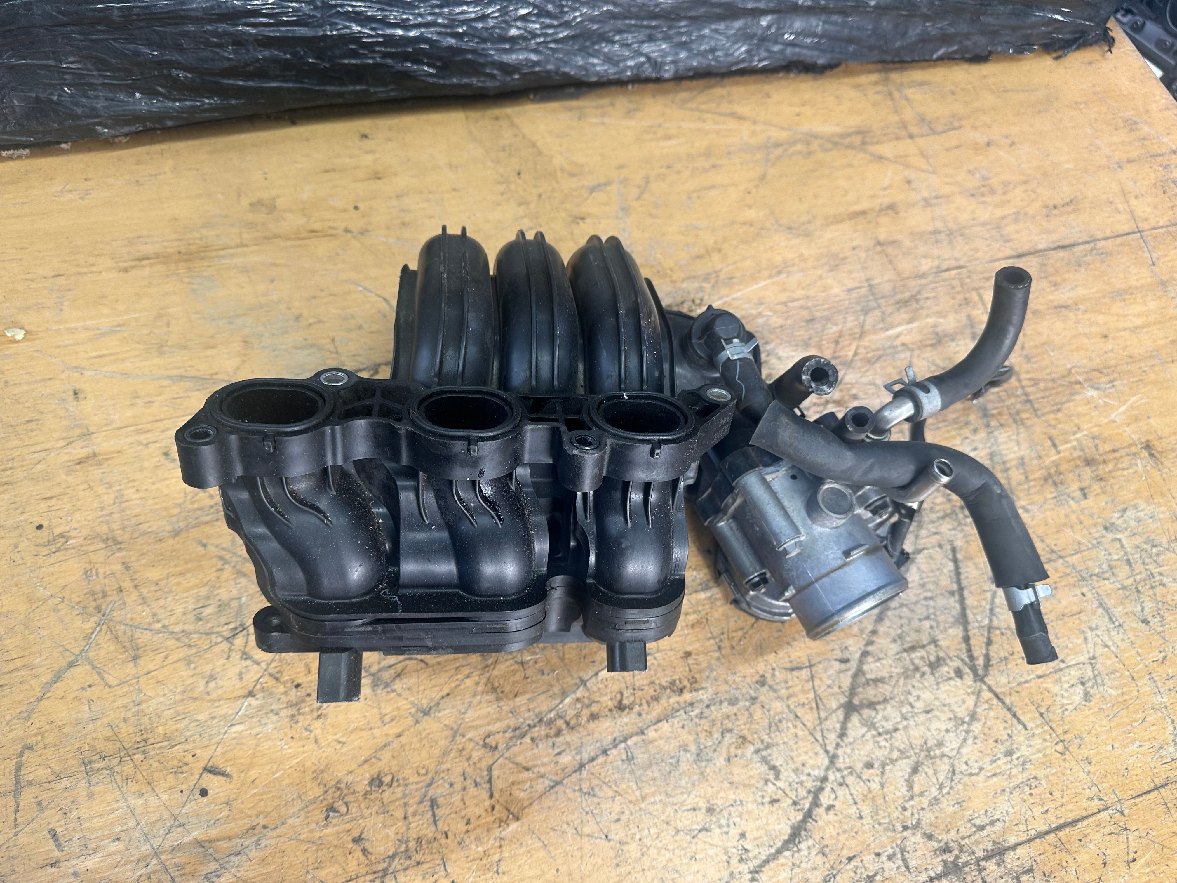 Hyundai i10 2016 Inlet Intake Manifold & Throttle Body (35100-04200)
