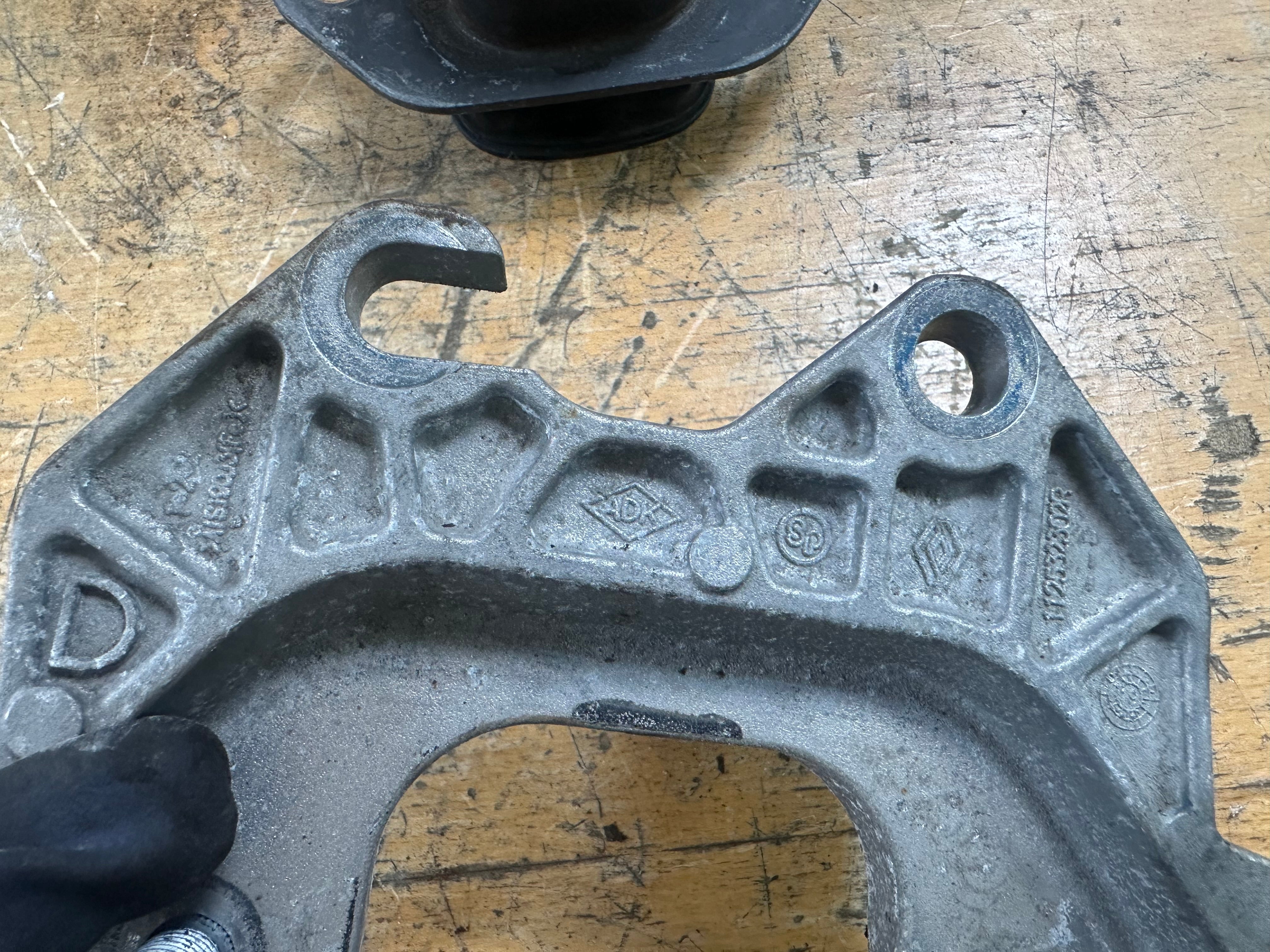 Renault & Nissan Juke F16 1.0 Petrol N/S Passenger Left Front Engine Mount (112532302R)