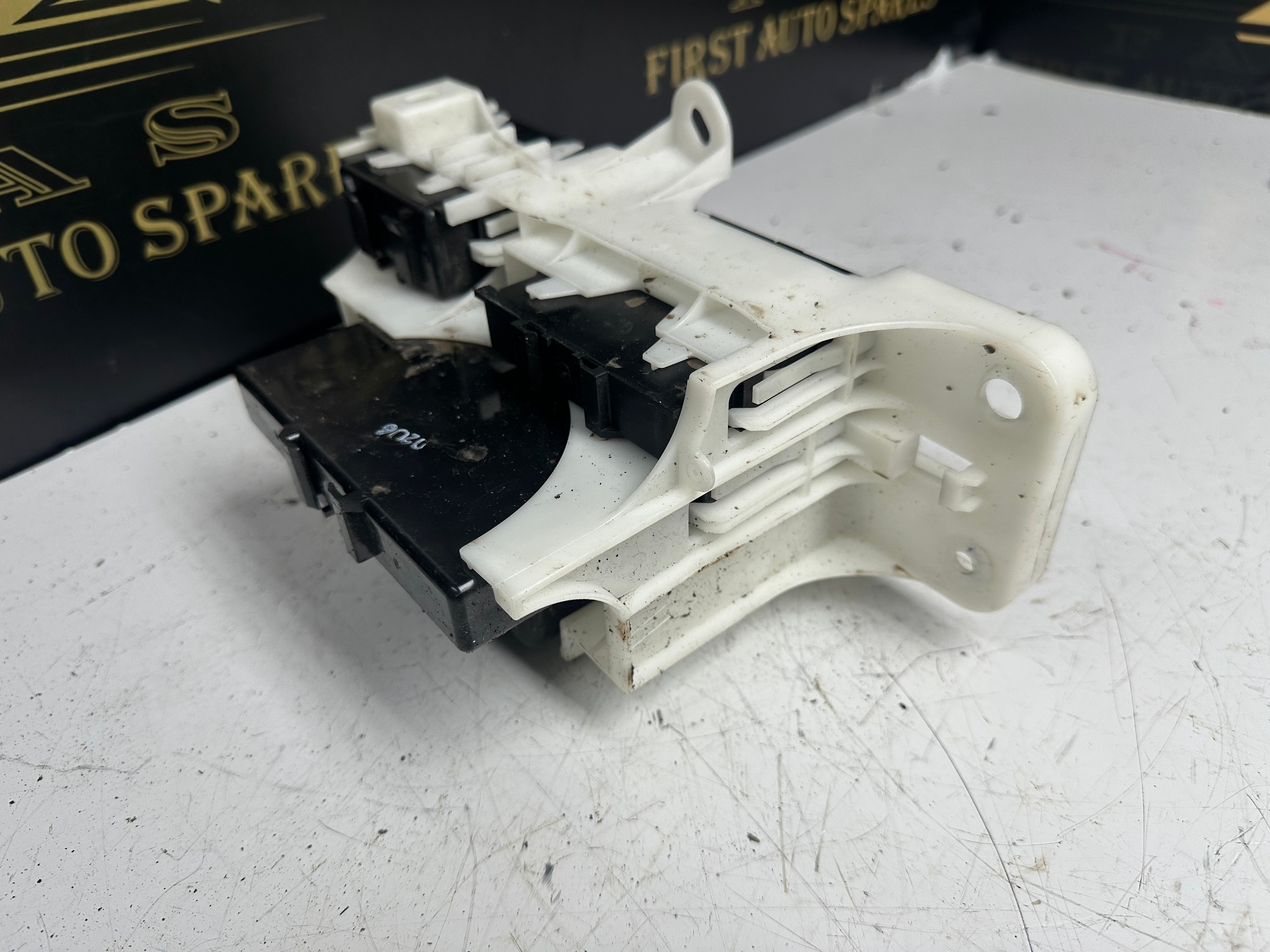 Toyota Auris Hybrid HEV E18 Box Computer Integration (82877-02040)