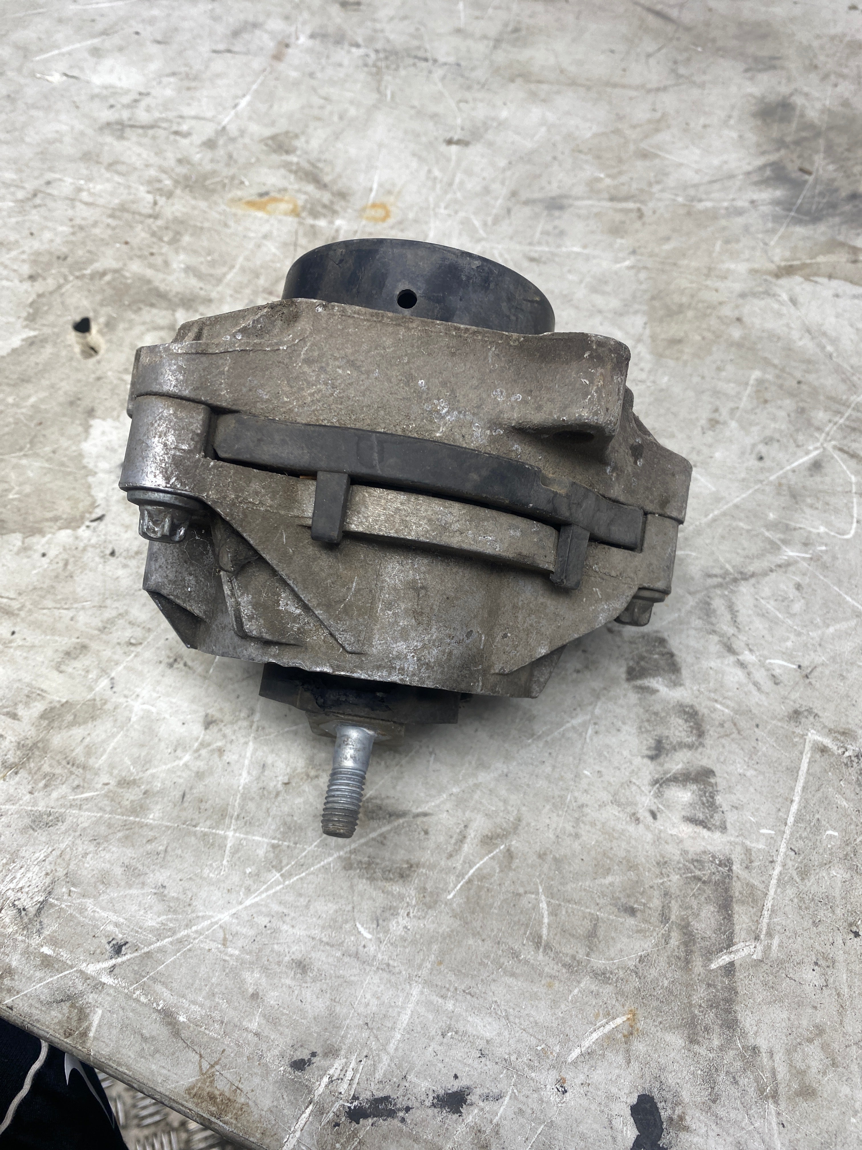 BMW 3 Series F30 330e 2.0 Hybrid Petrol Left Side Engine Mount 2016–2018 (6865469-01)