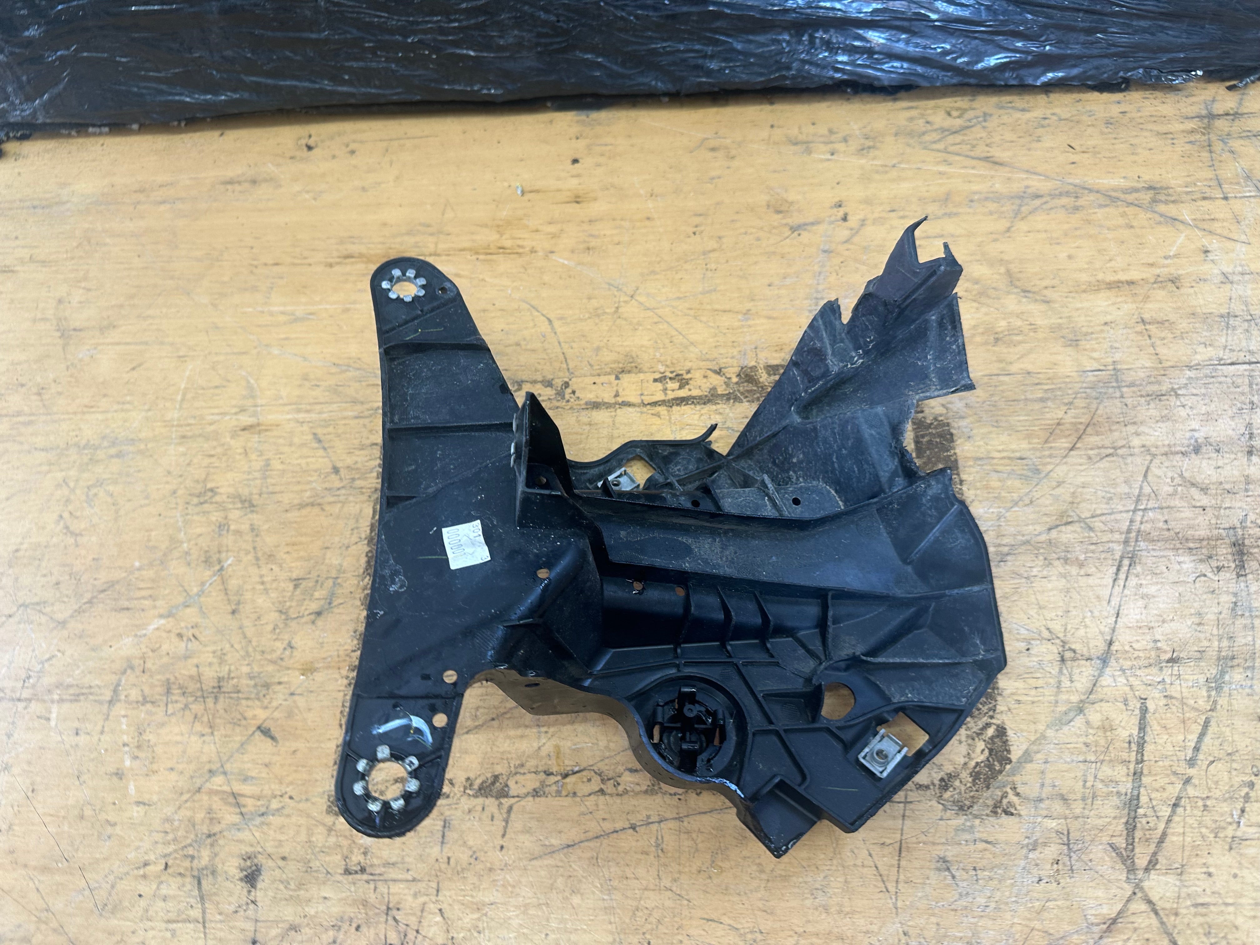 BMW X5 X6 F15 F16 2015–2018 Right Driver's Front Fender Bracket O/S (7294544)