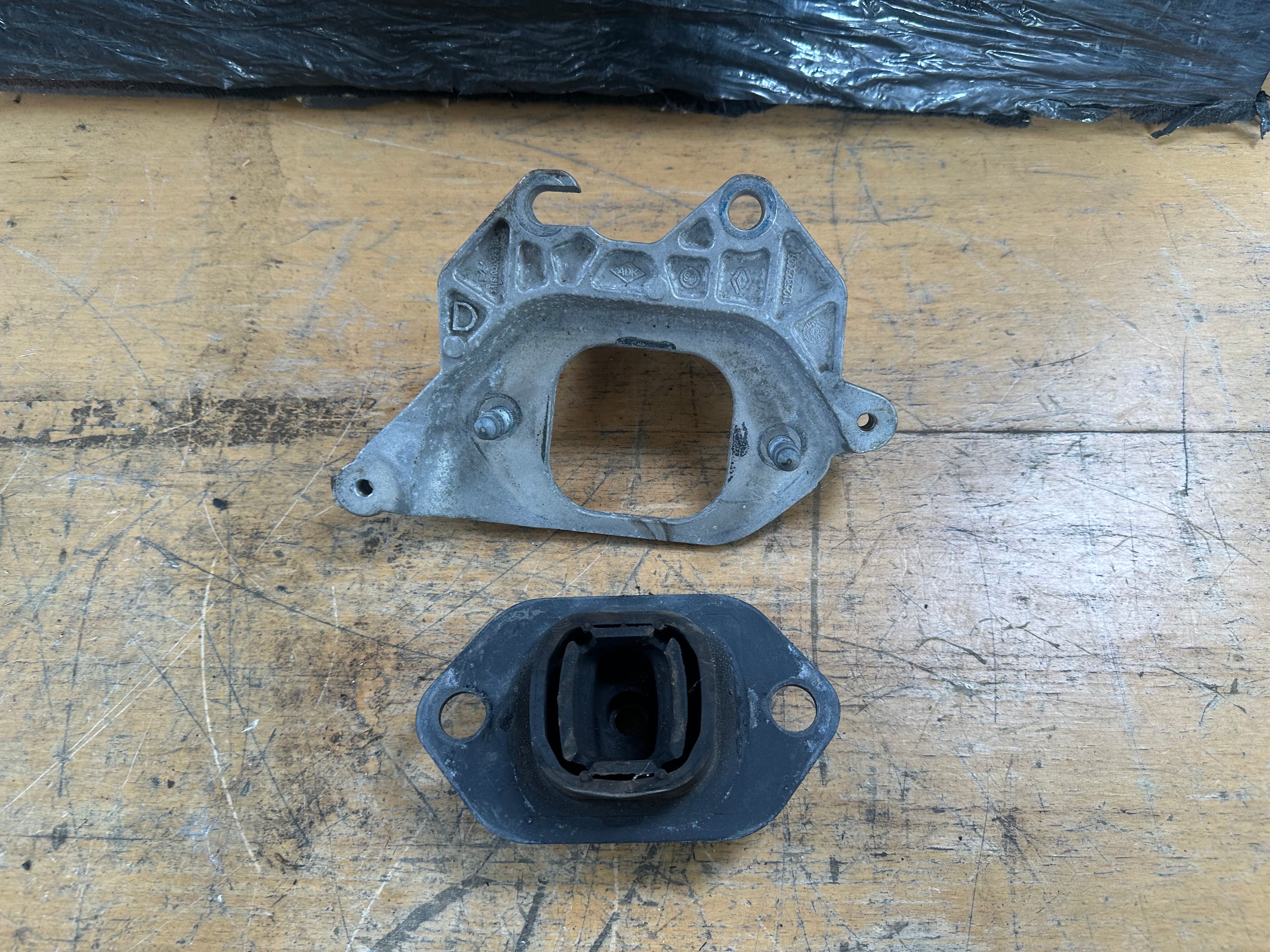 Renault & Nissan Juke F16 1.0 Petrol N/S Passenger Left Front Engine Mount (112532302R)