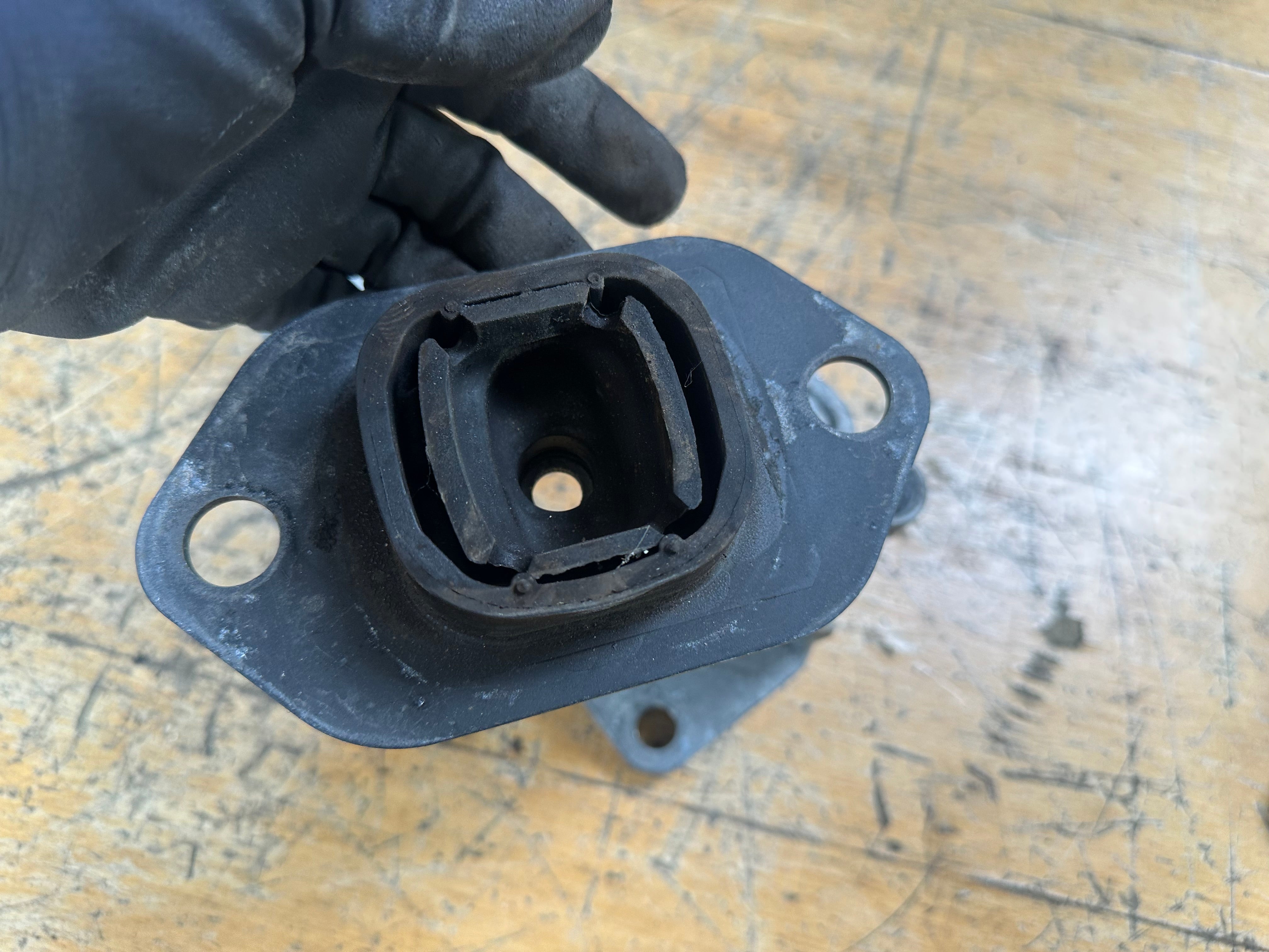 Renault & Nissan Juke F16 1.0 Petrol N/S Passenger Left Front Engine Mount (112532302R)