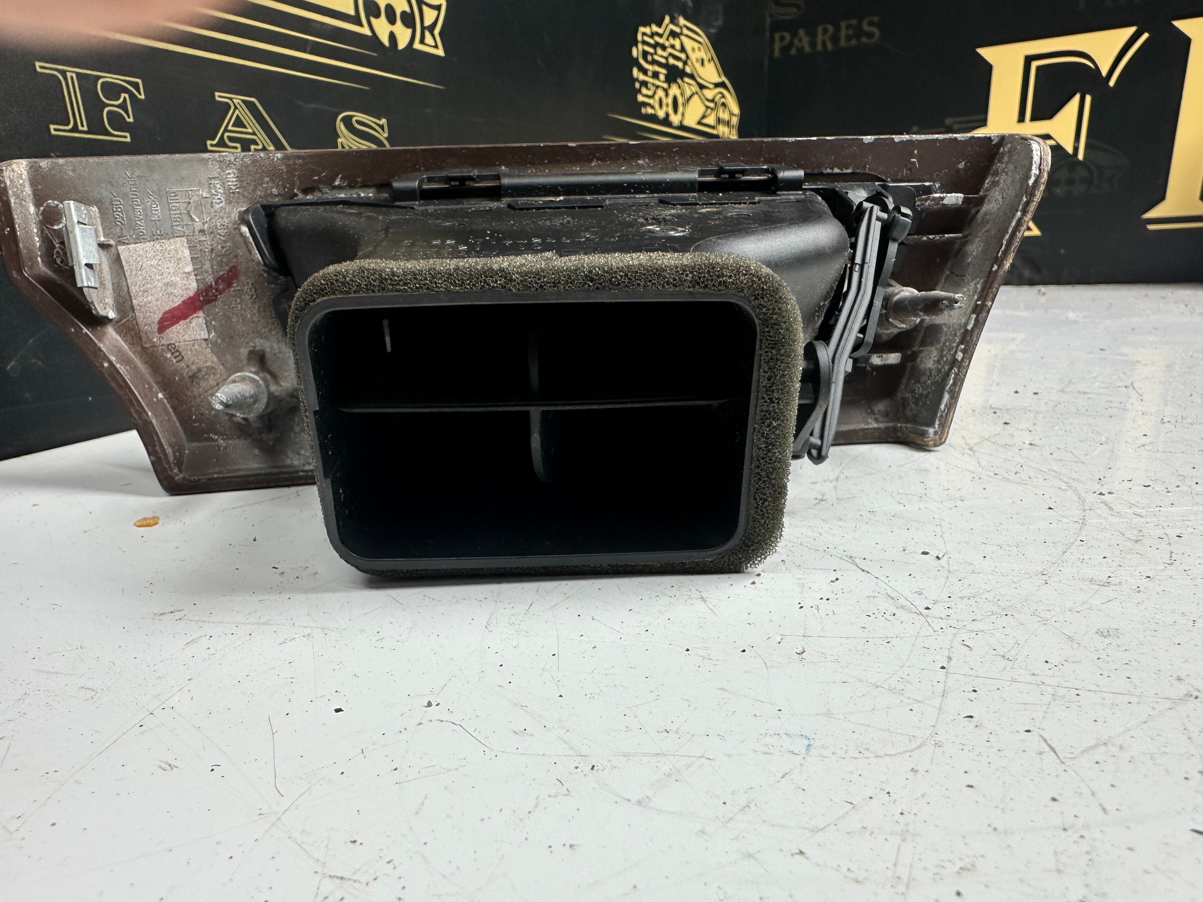 BMW E90 320i 2005 Right Trim Dash Air Grille Vent (6422 7144248 04)