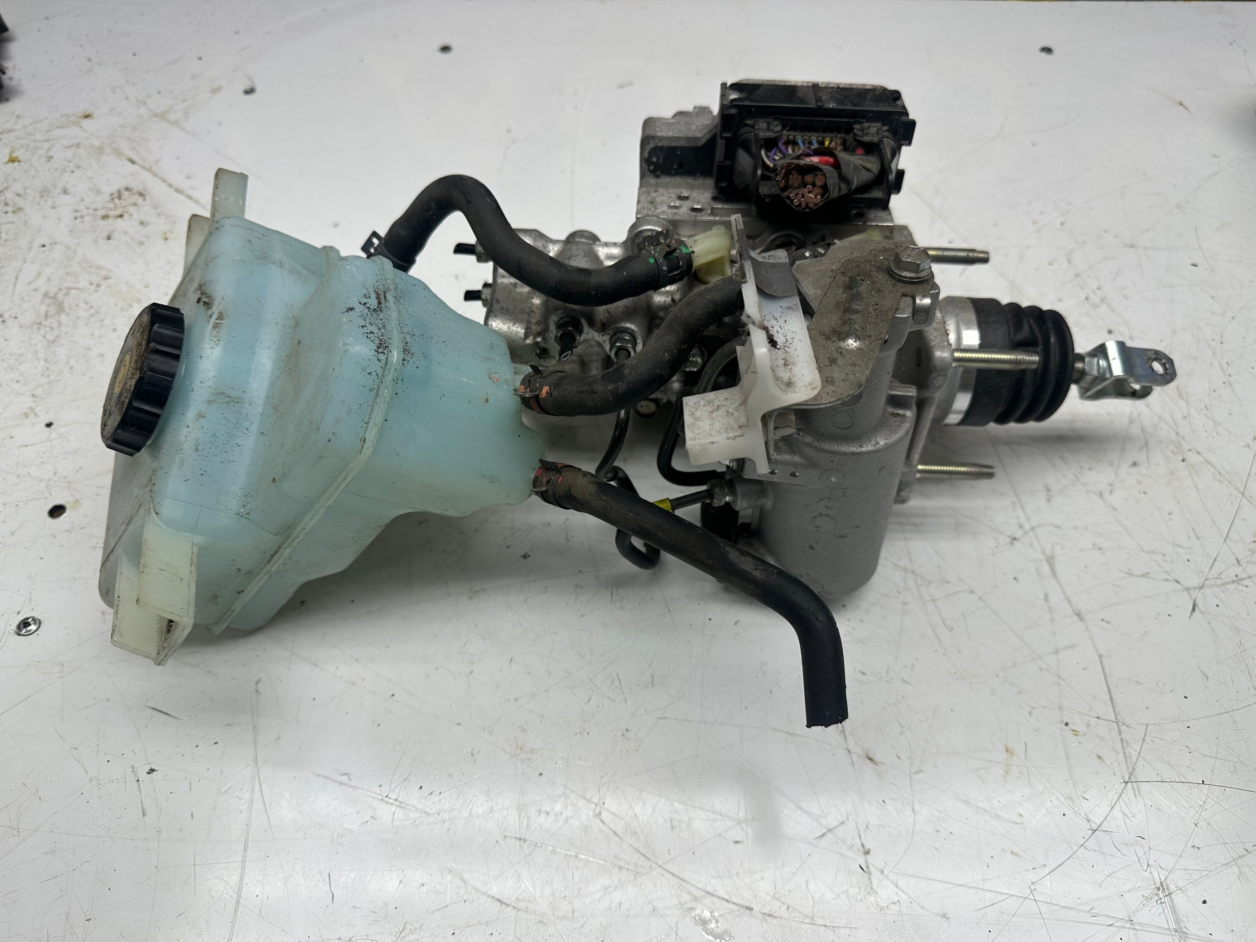 Toyota Prius ABS Actuator Brake Pump (47270-47030)