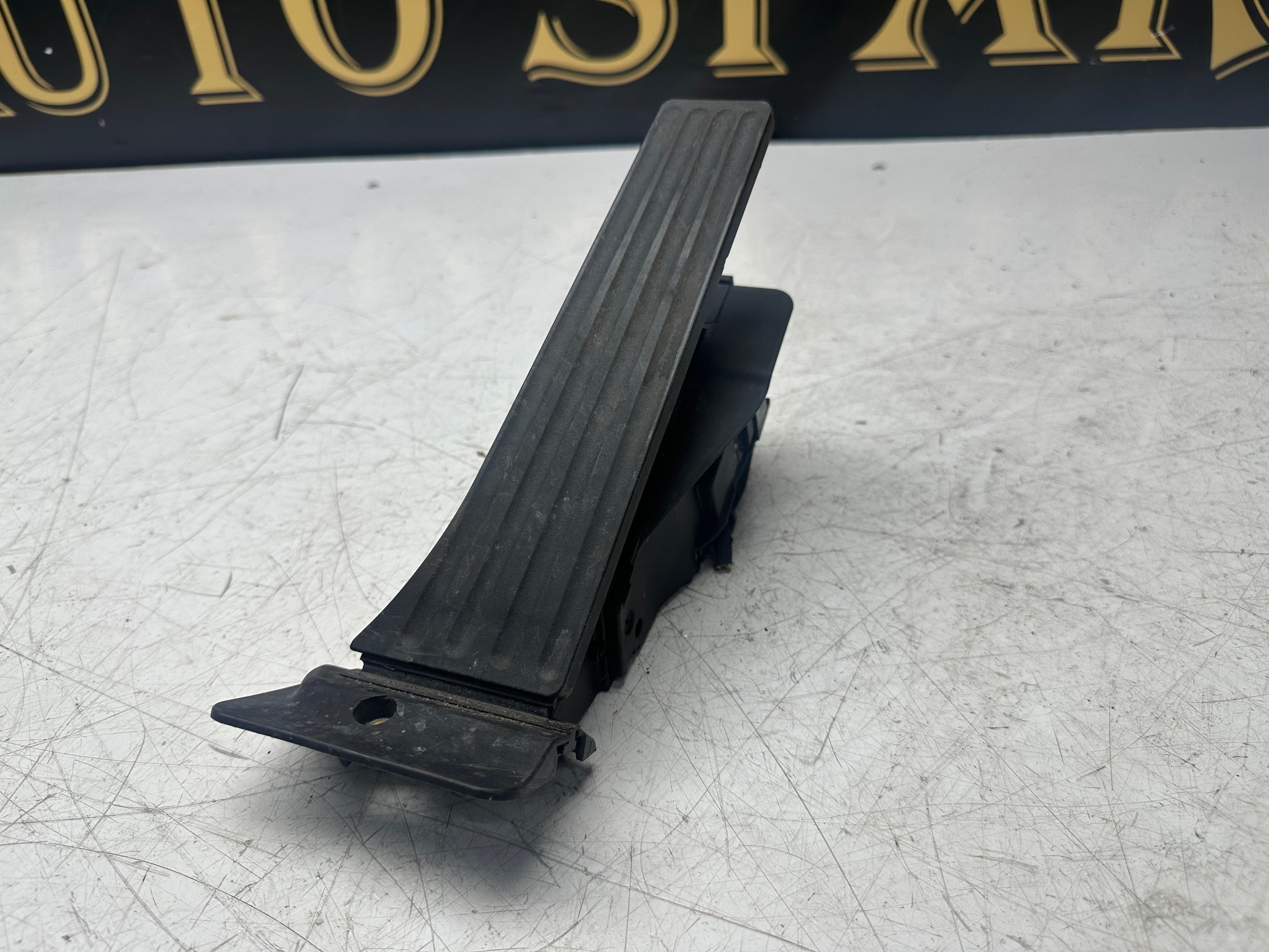 BMW F39 Gas Throttle Accelerator Pedal Assembly (6889822)