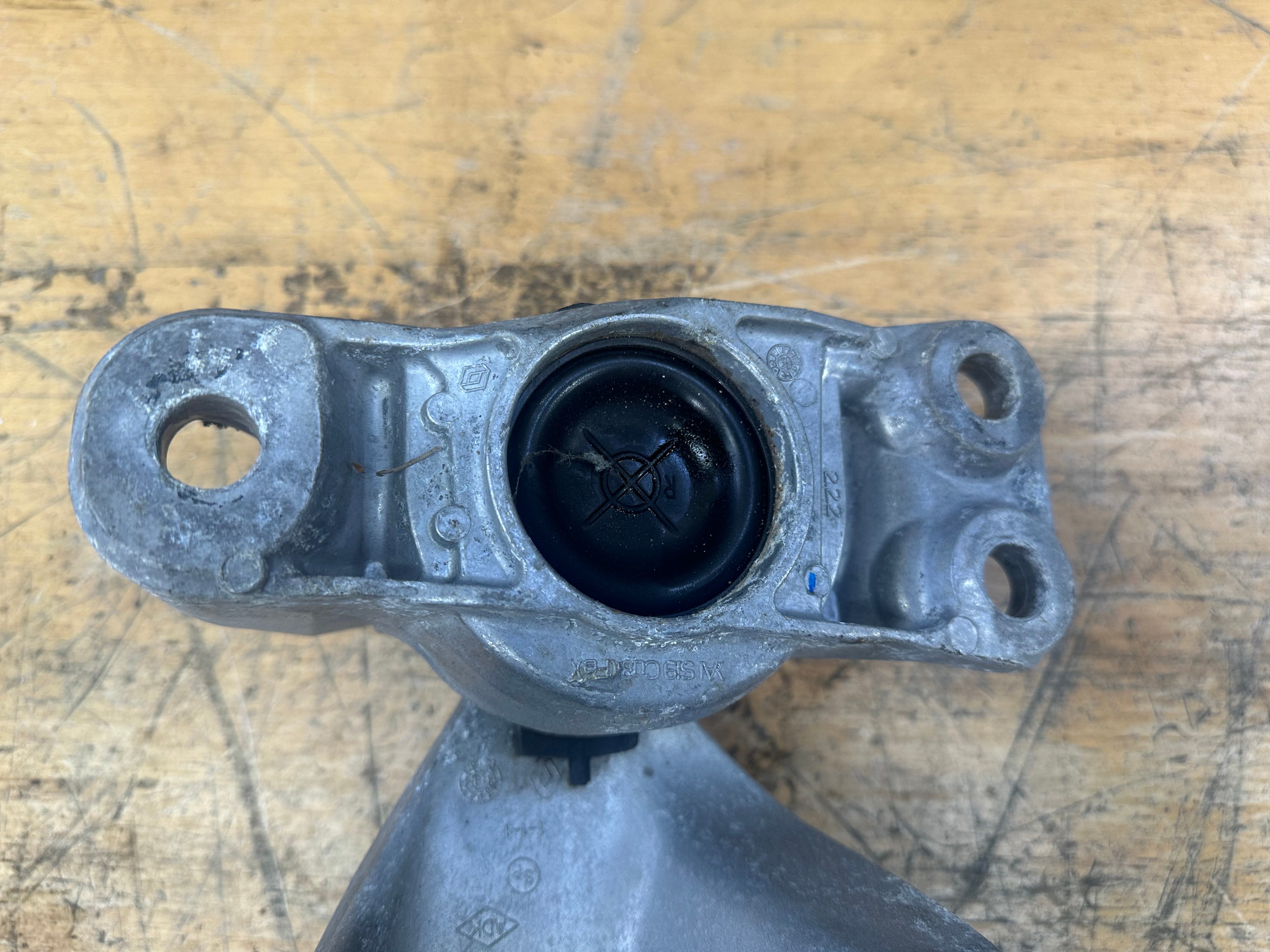 Nissan Juke MK2 2019–2023 Right Driver's Side Engine Mount Bracket