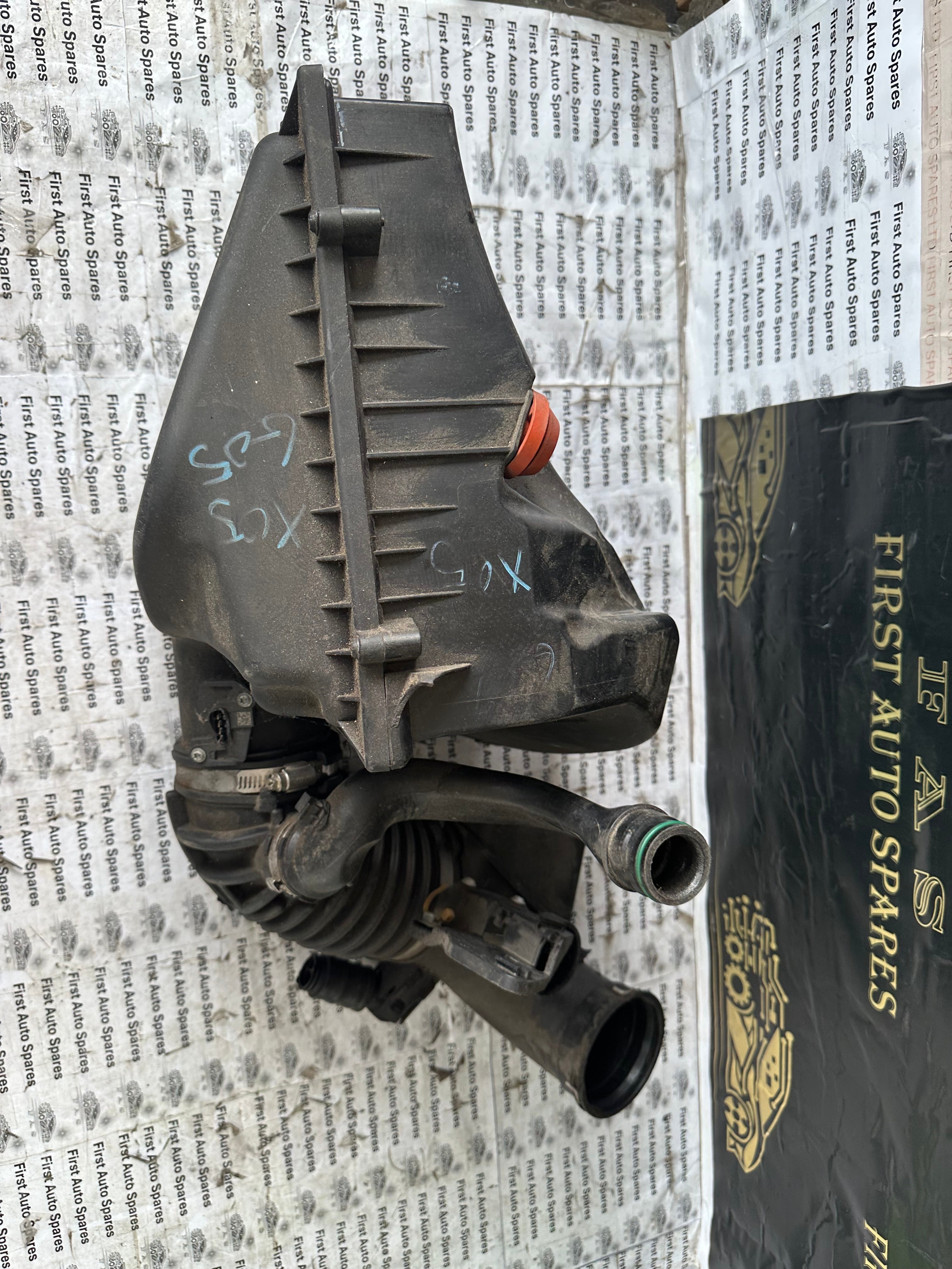 BMW G-Series Intake Silencer with Air Intake Pipe (8620945-04) (8571705)