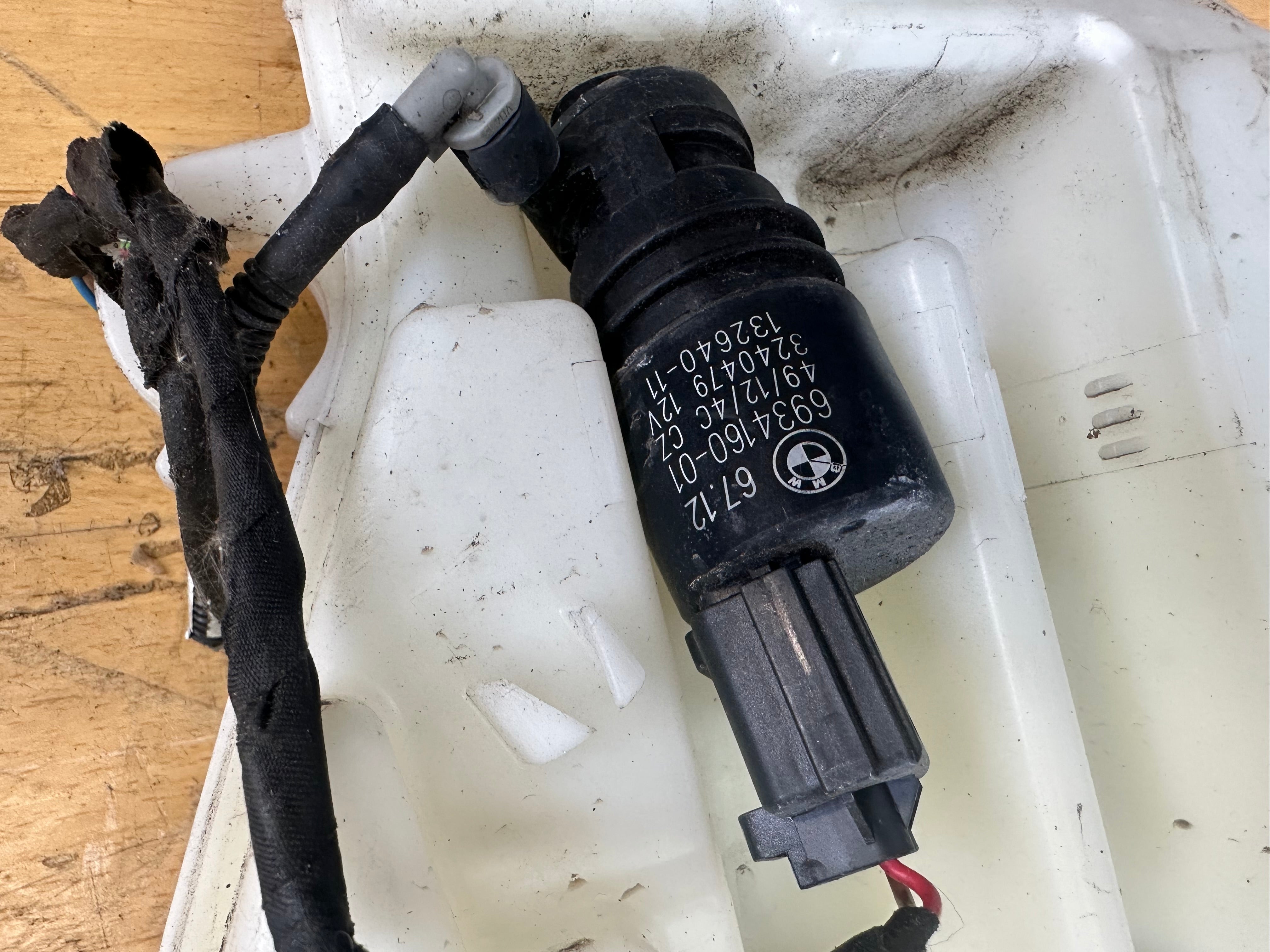 BMW 5 Series 520d 2010–2014 Washer Bottle & Motor (132640-11)