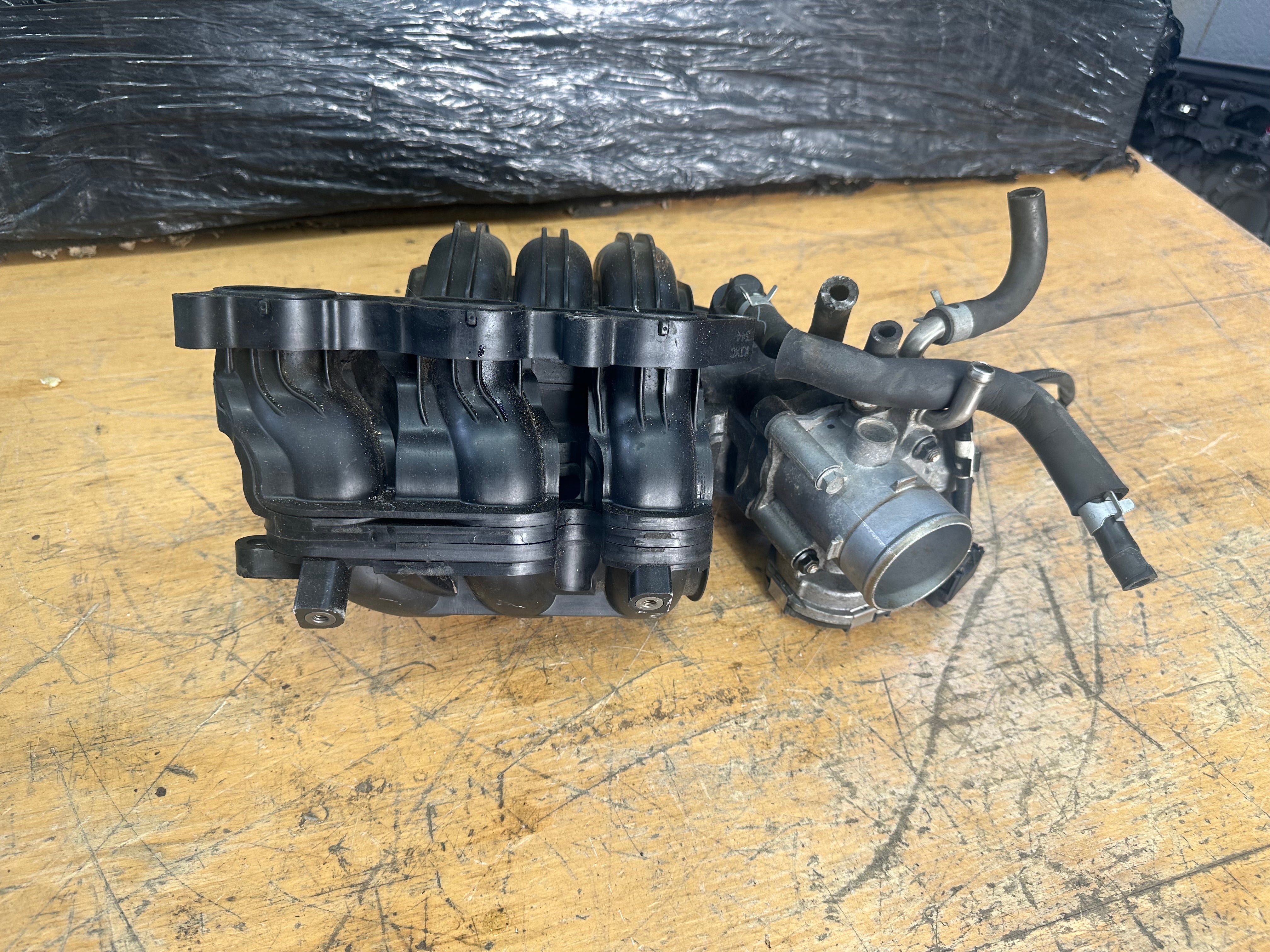 Hyundai i10 2016 Inlet Intake Manifold & Throttle Body (35100-04200)