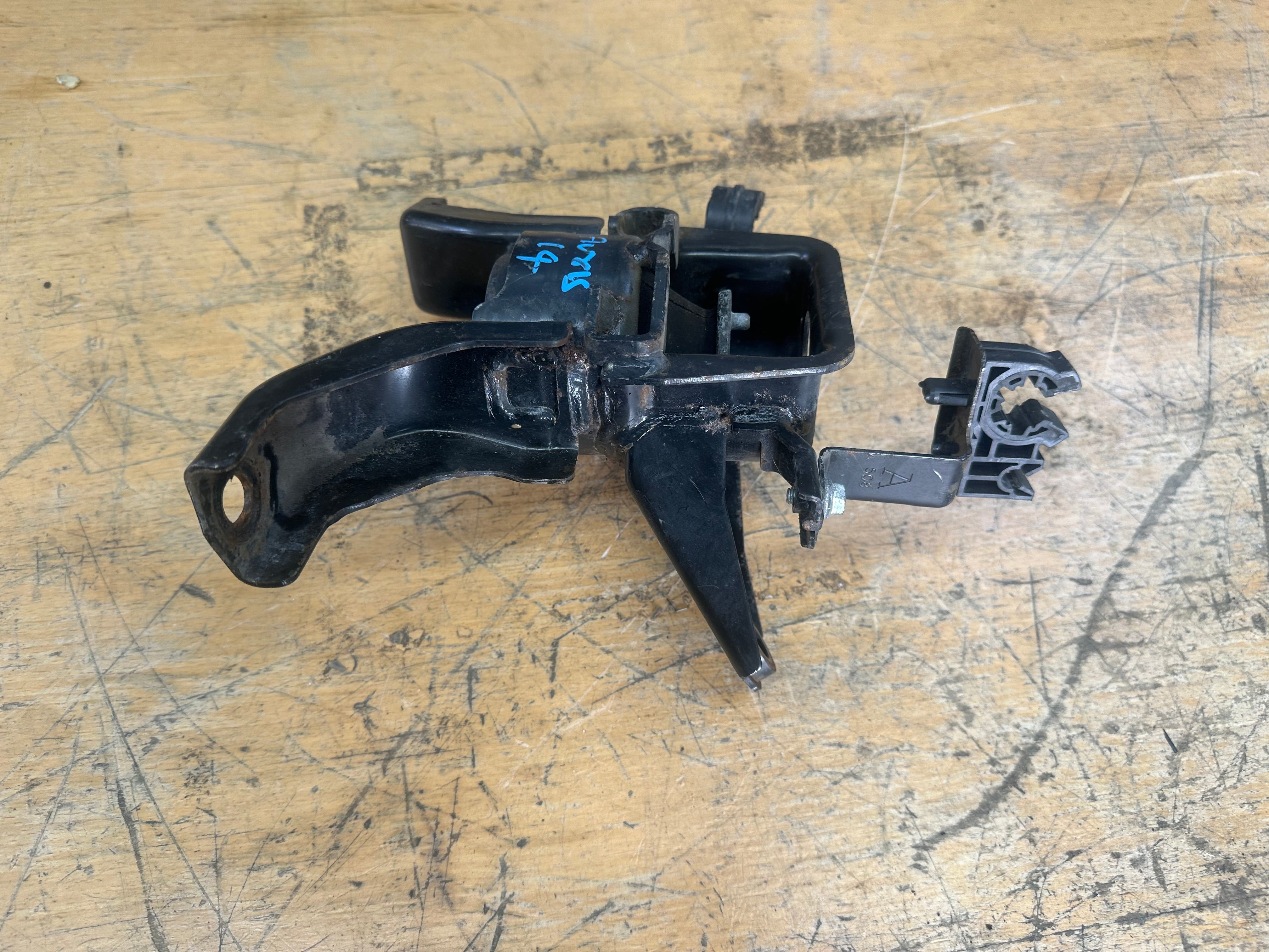 Toyota Auris 2014 Engine Mount Right Driver’s Side
