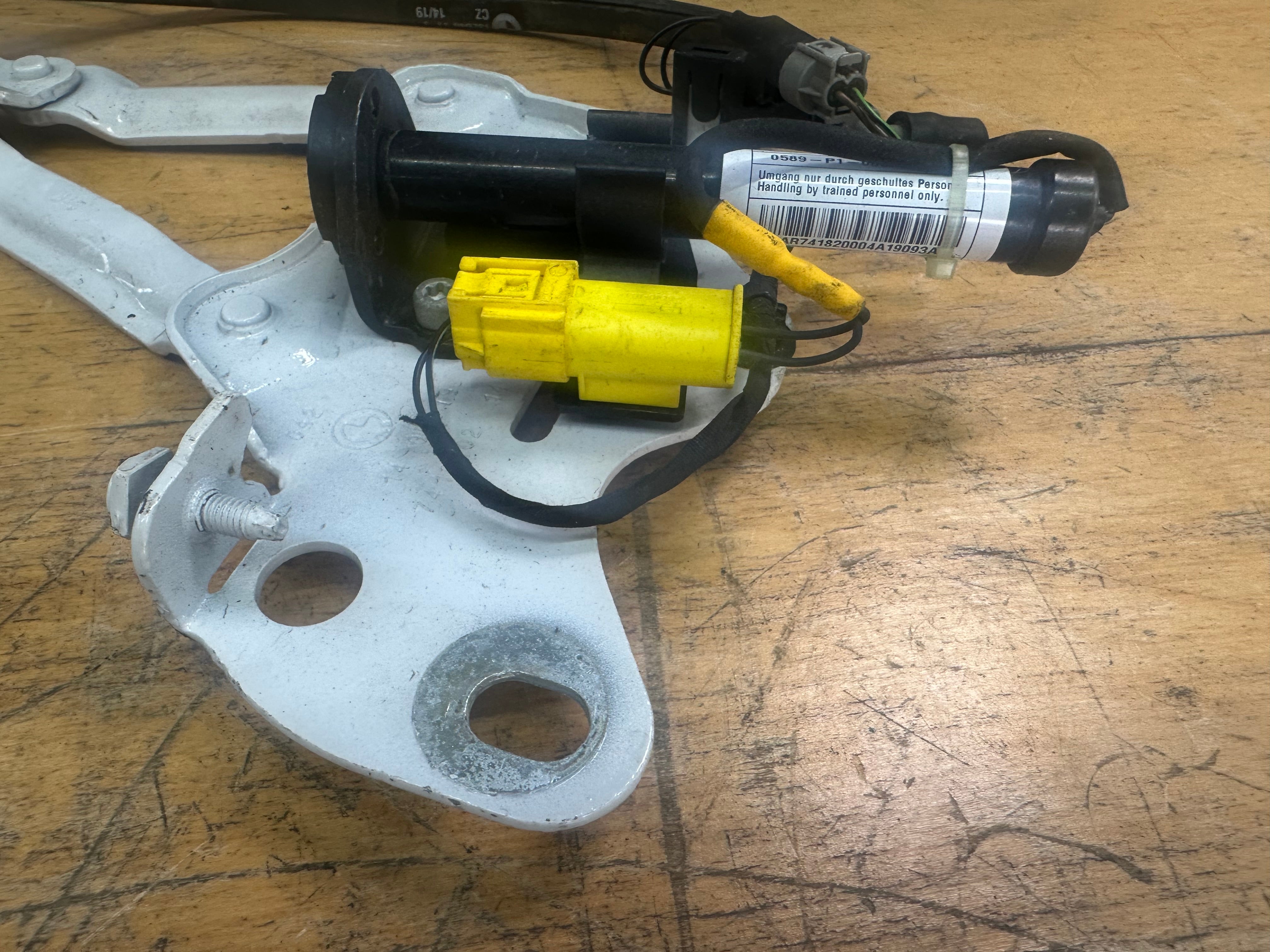 BMW X5 G05 2019 Right Driver’s Bonnet Hood Hinge with Actuator (7418202)