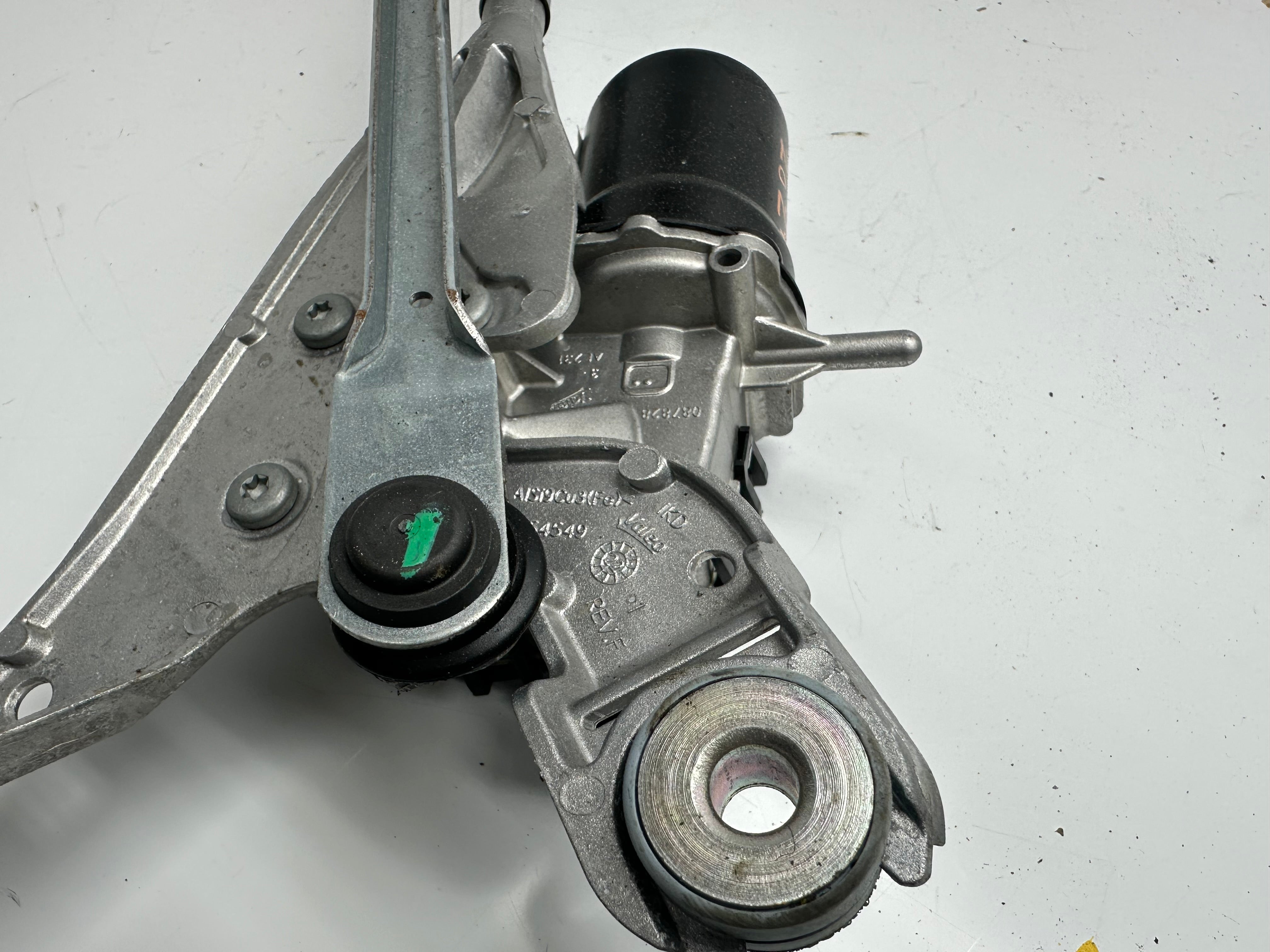 Nissan Juke F16 Front Wiper Motor & Linkage (288006PA0A W147043)