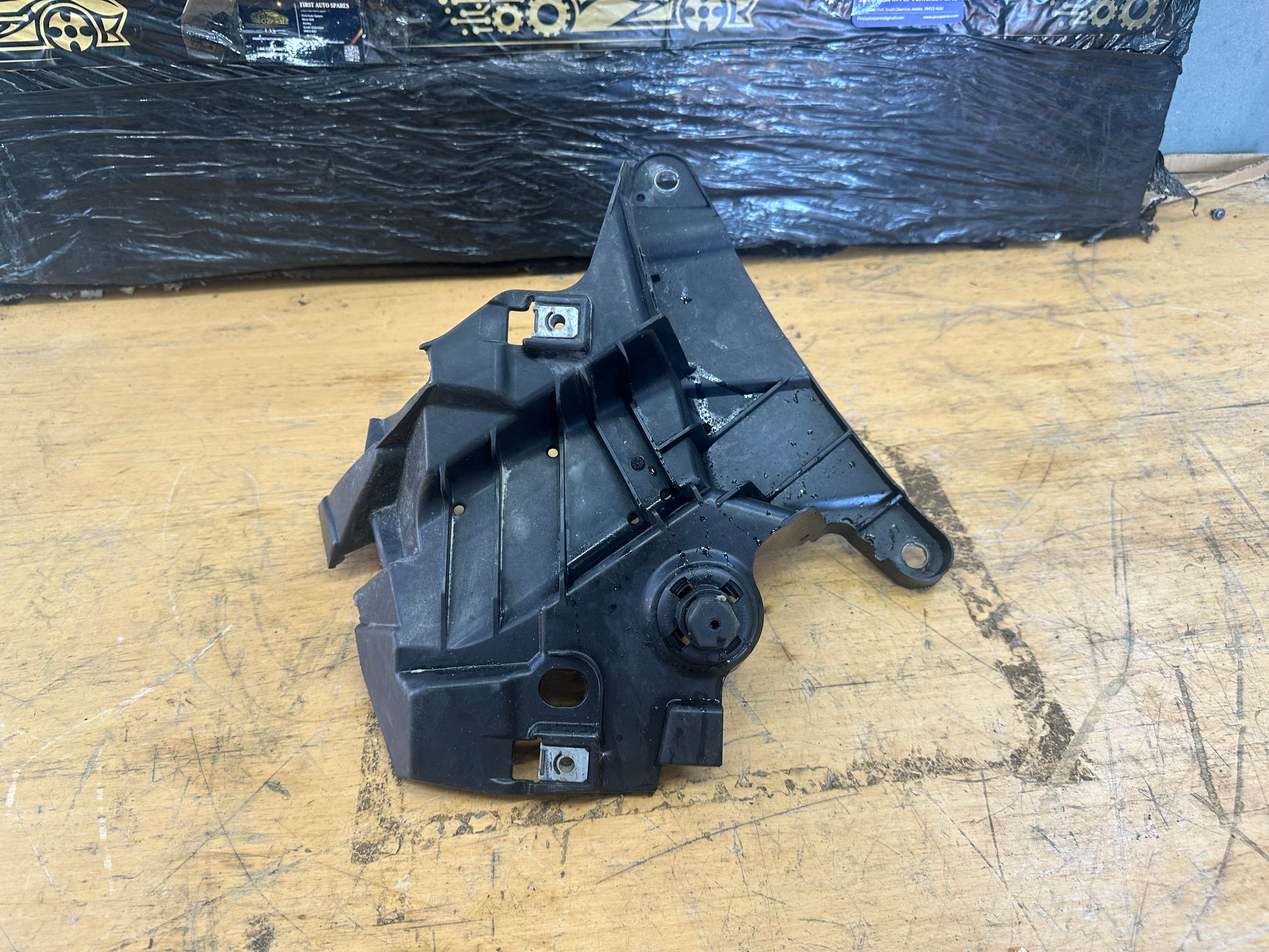 BMW X5 X6 F15 F16 2015–2018 Right Driver's Front Fender Bracket O/S (7294544)