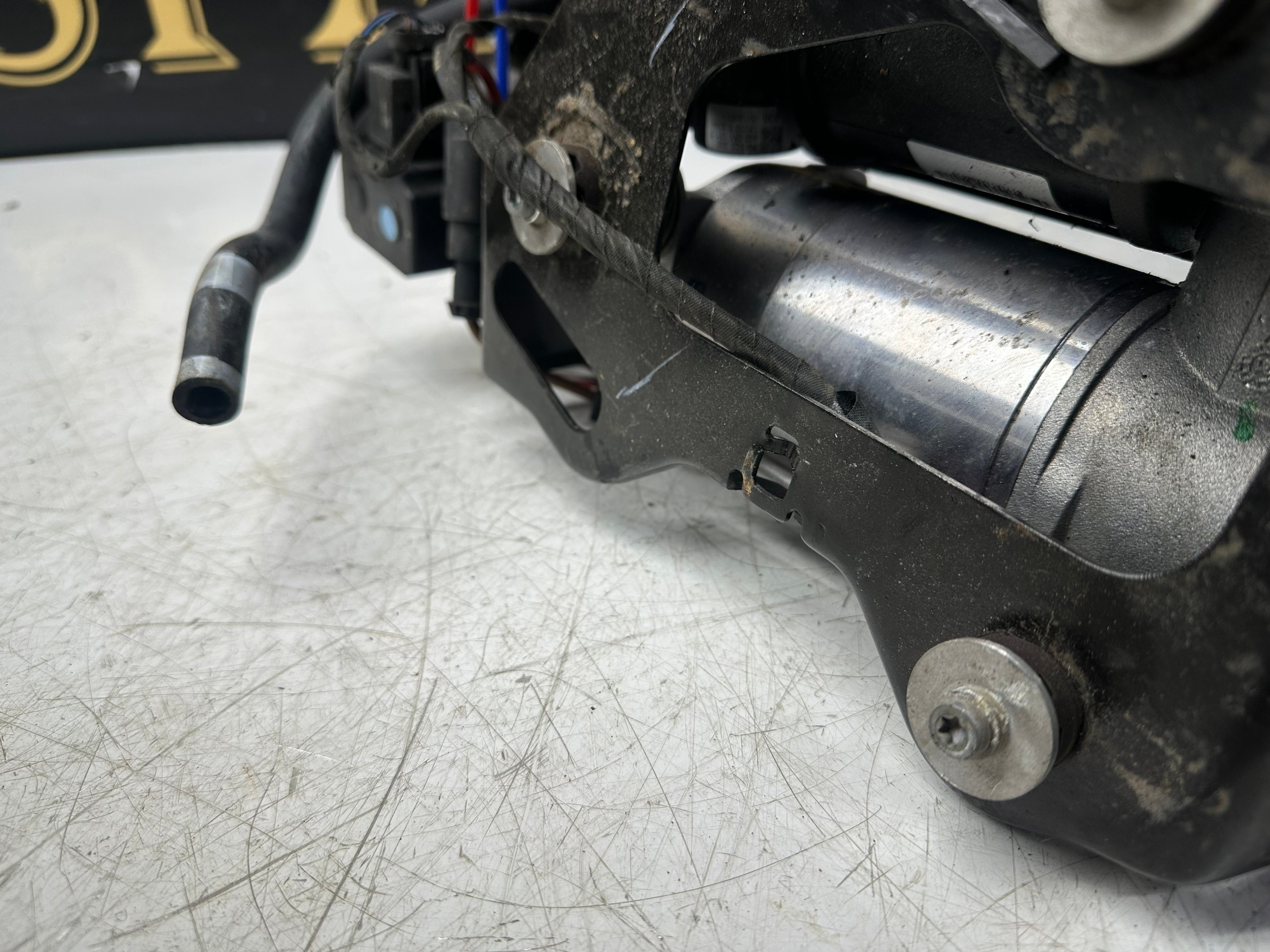 BMW X5 X6 2013–2019 Air Suspension Compressor Pump (26071611)