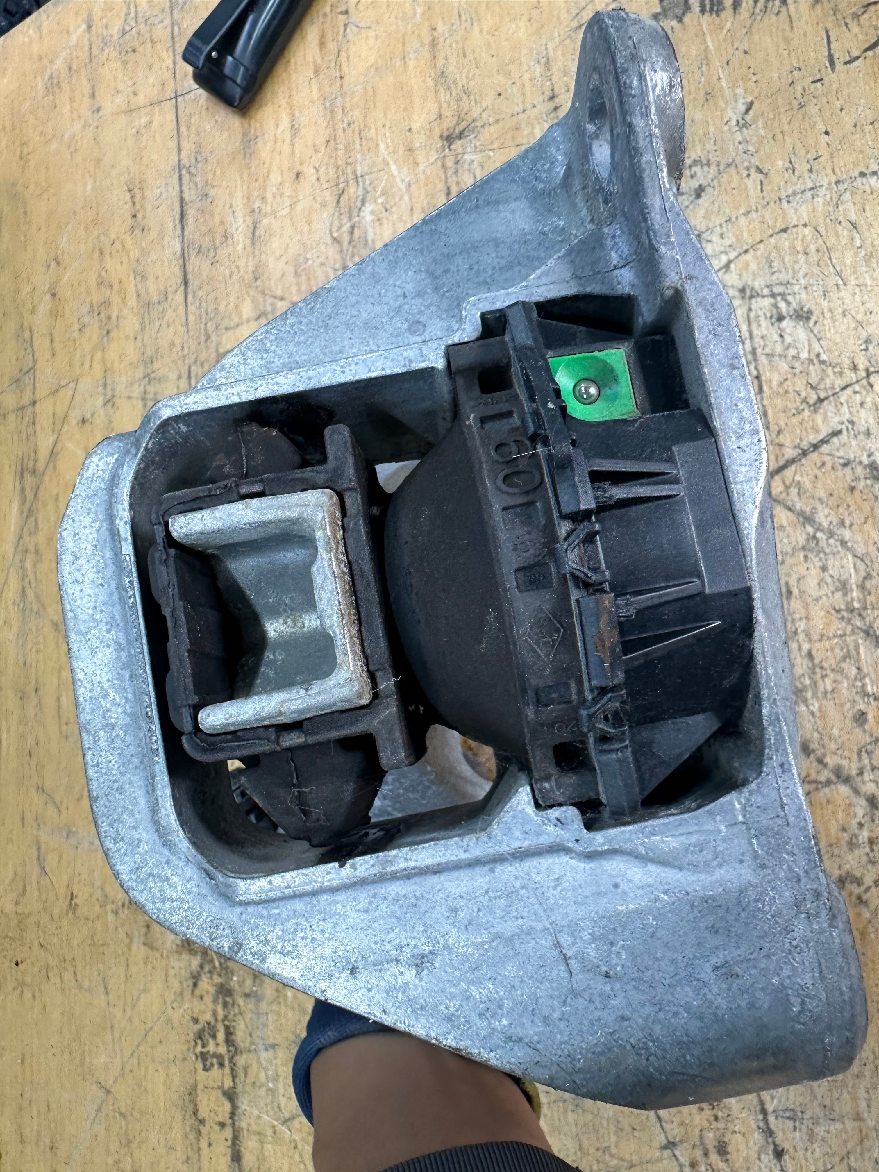 Nissan Juke MK2 2019–2023 Right Driver's Side Engine Mount Bracket