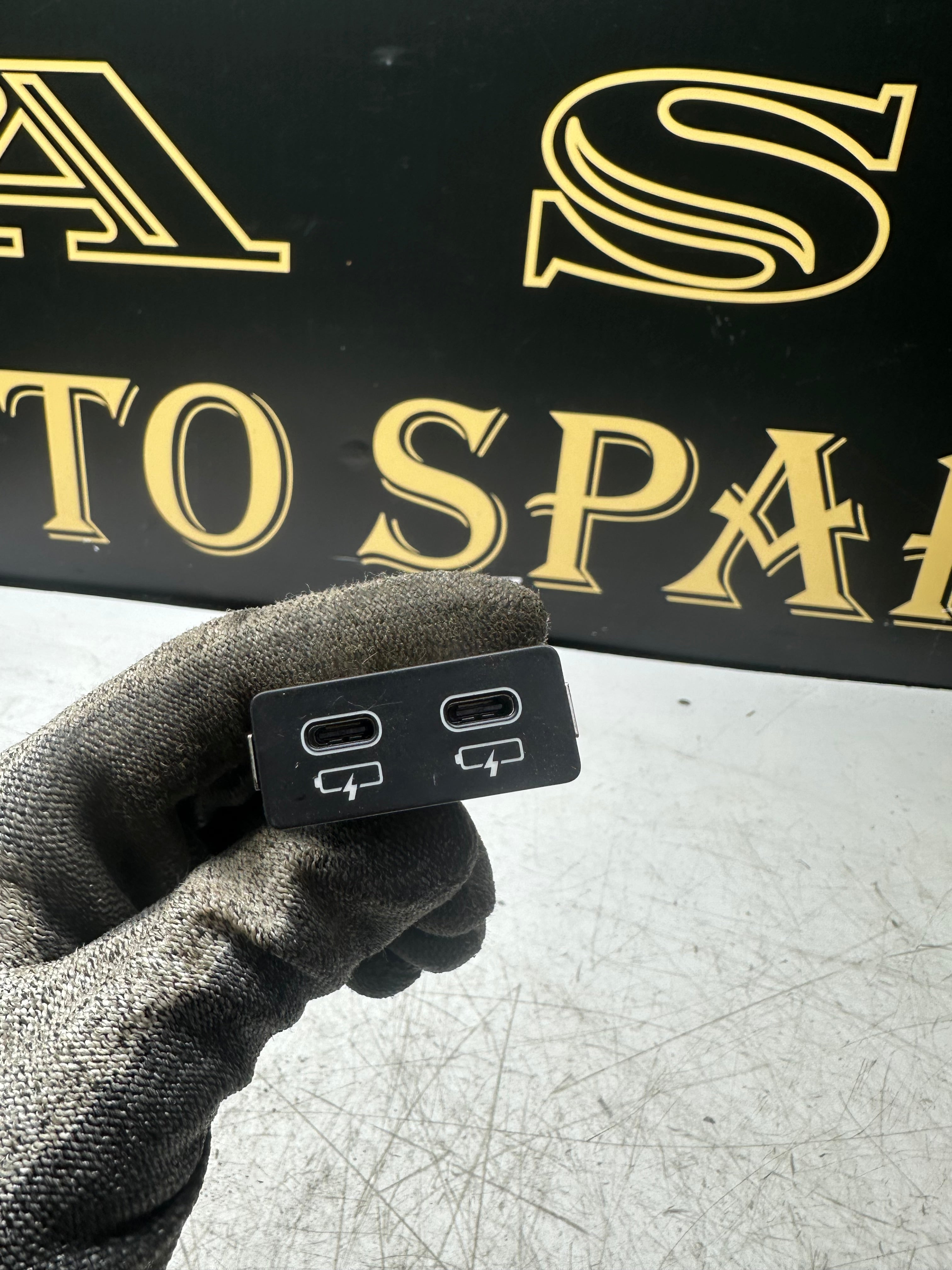 BMW USB-C Dual Socket Plug (8711938)