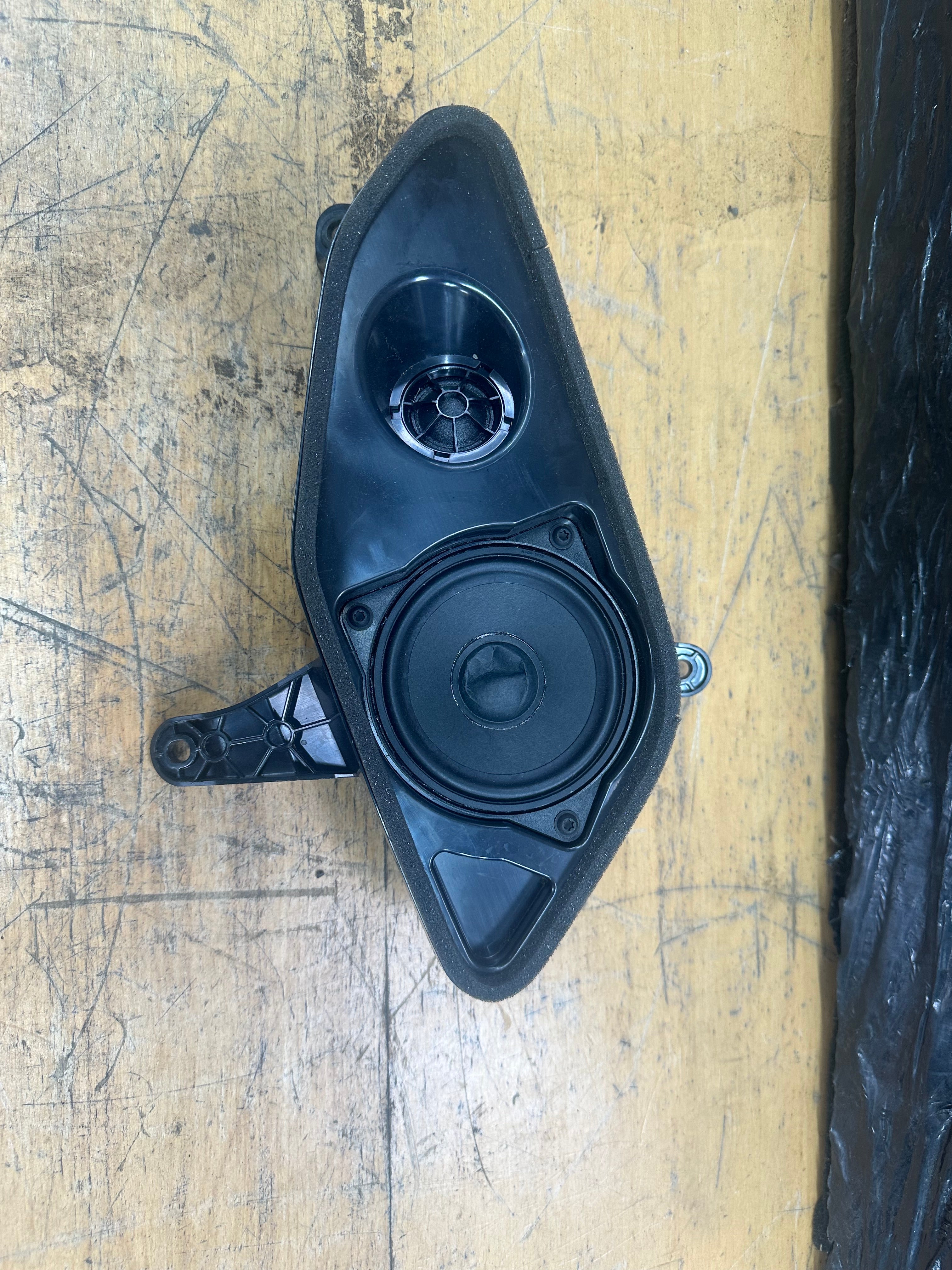 BMW X5 G05 2019 Rear Passenger Left Door Speaker (2622517) (30963640) (2622519)
