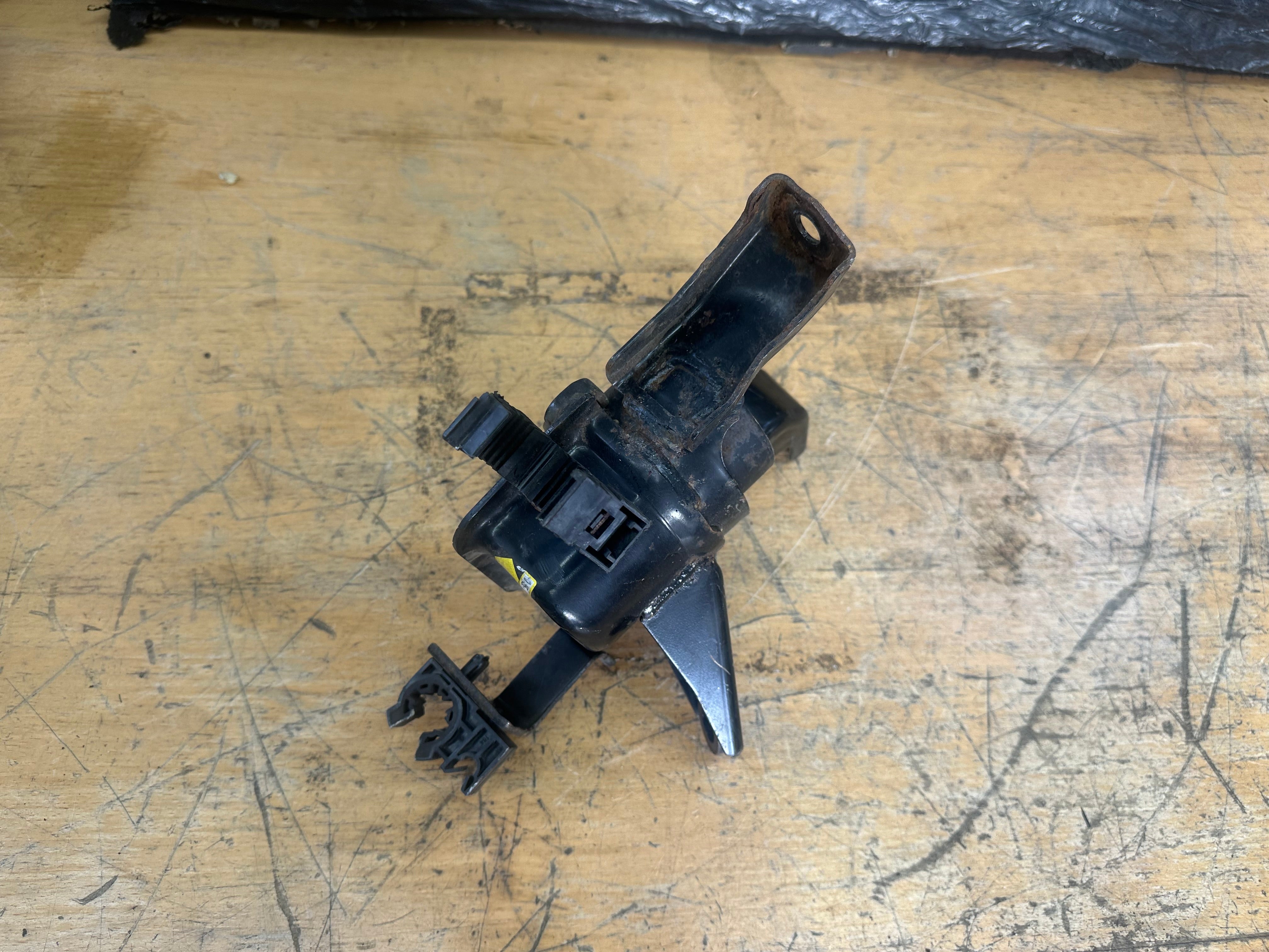 Toyota Auris 2014 Engine Mount Right Driver’s Side