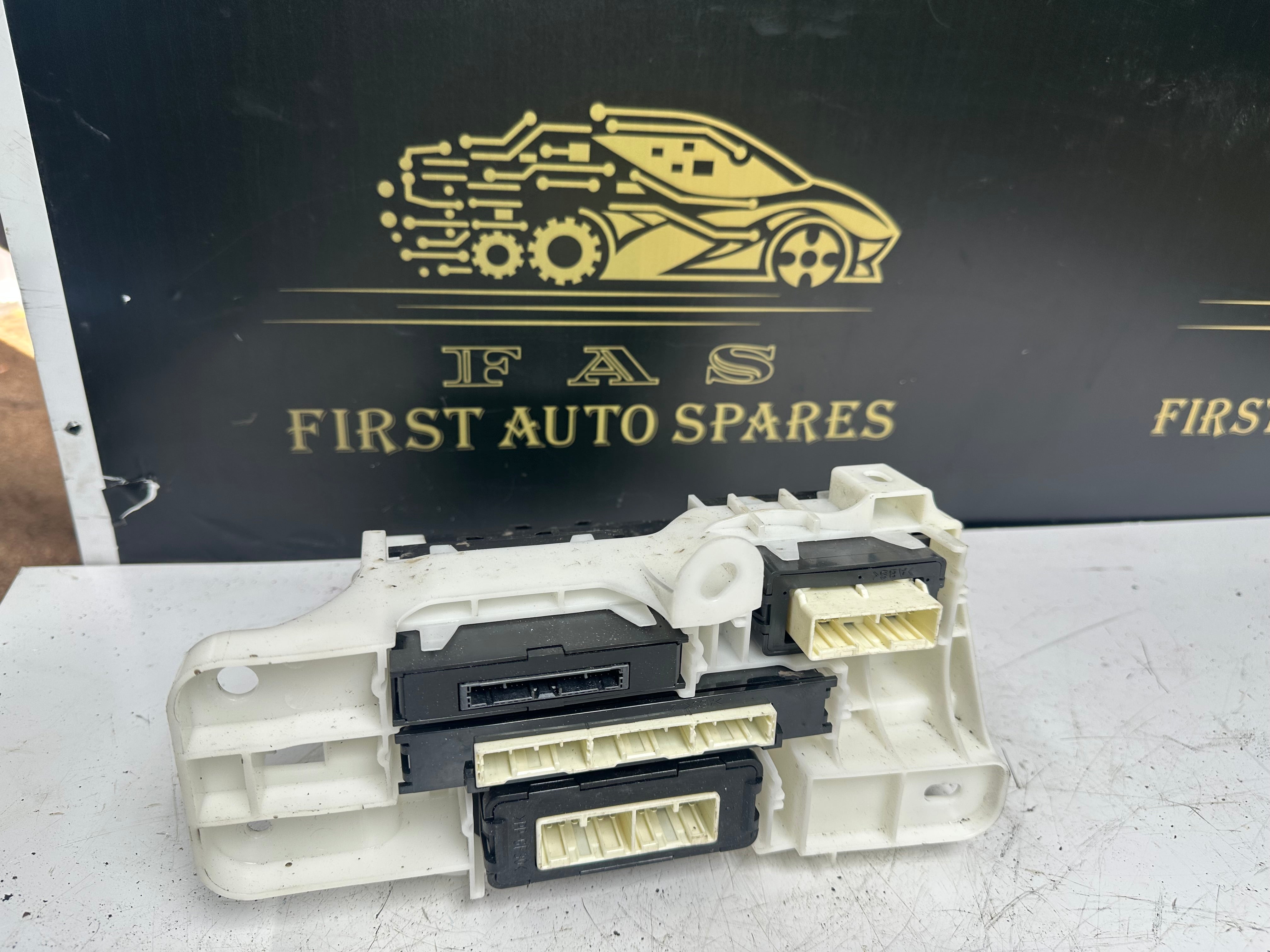 Toyota Auris Hybrid HEV E18 Box Computer Integration (82877-02040)