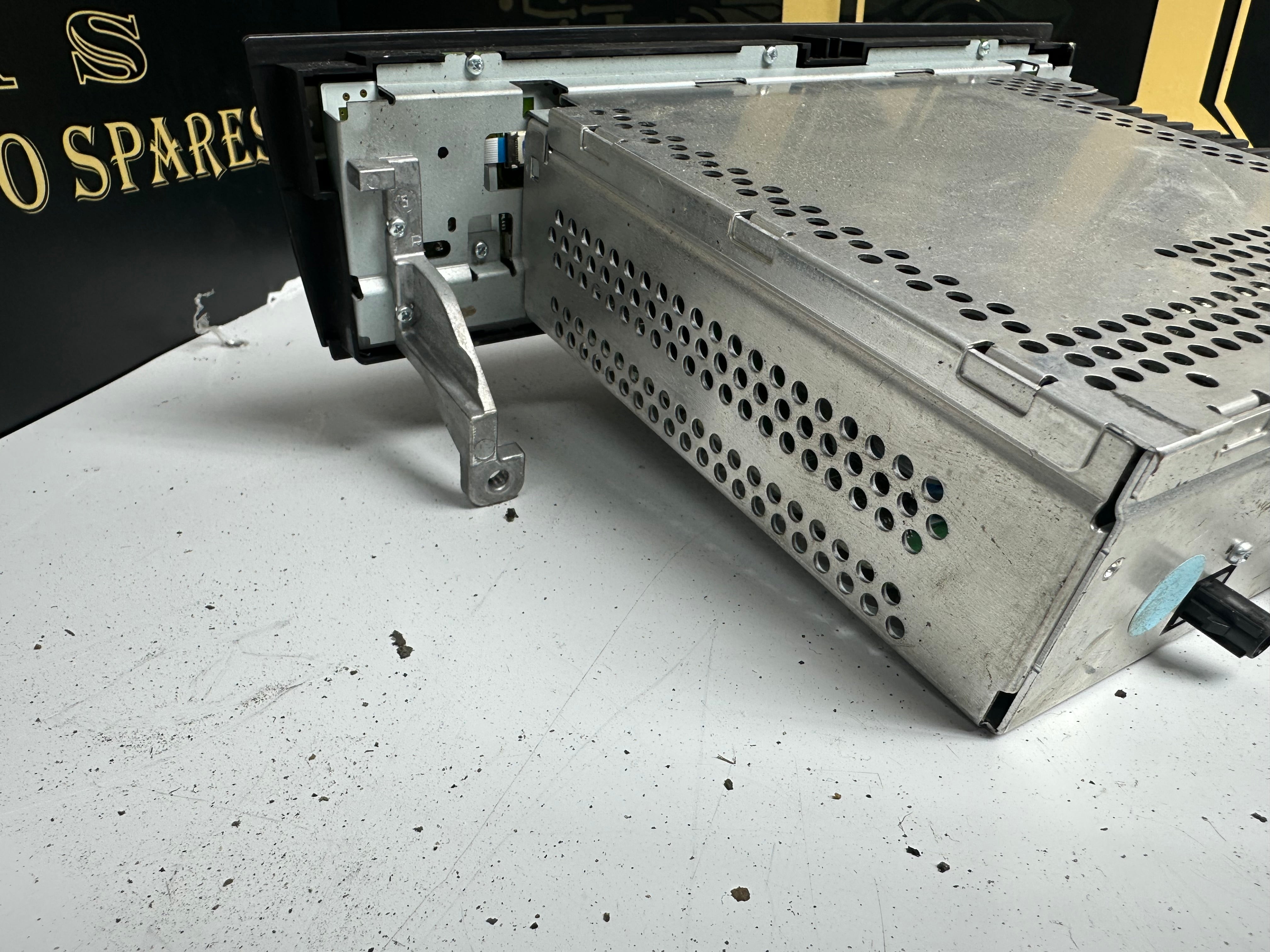 BMW E90 Radio Professional CD73 Player (65126983018)
(65.12-6 983 018)