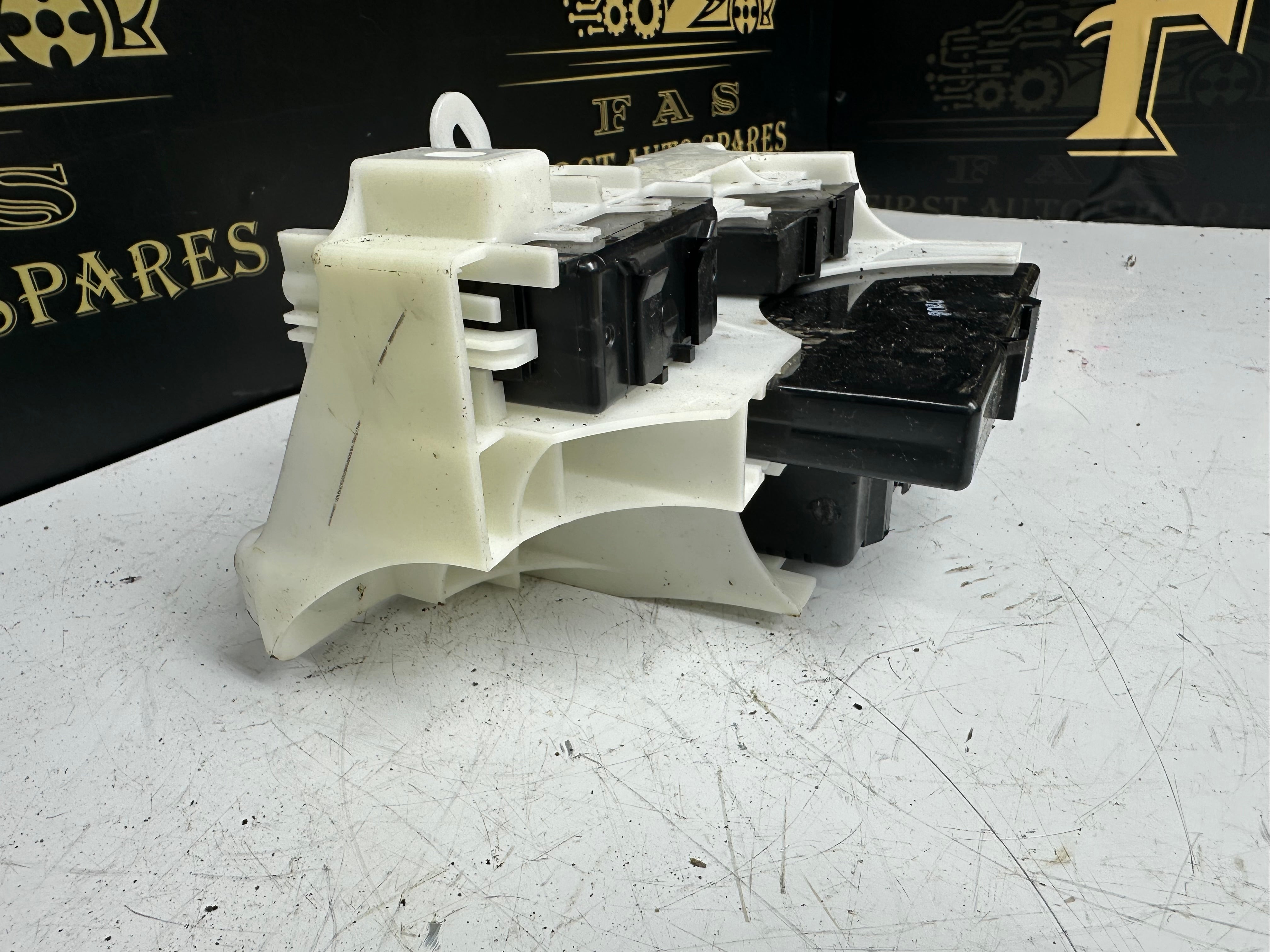 Toyota Auris Hybrid HEV E18 Box Computer Integration (82877-02040)