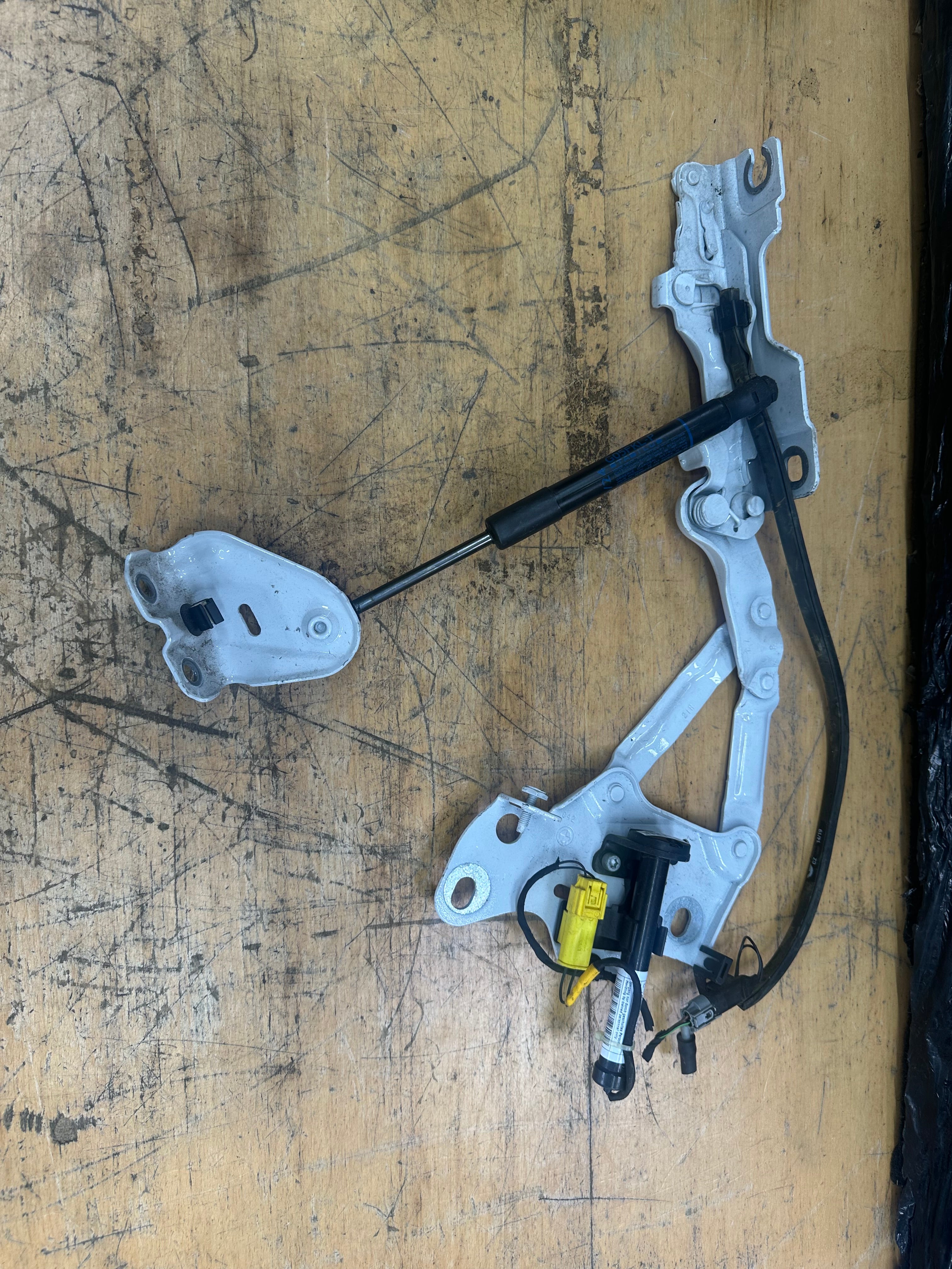 BMW X5 G05 2019 Right Driver’s Bonnet Hood Hinge with Actuator (7418202)