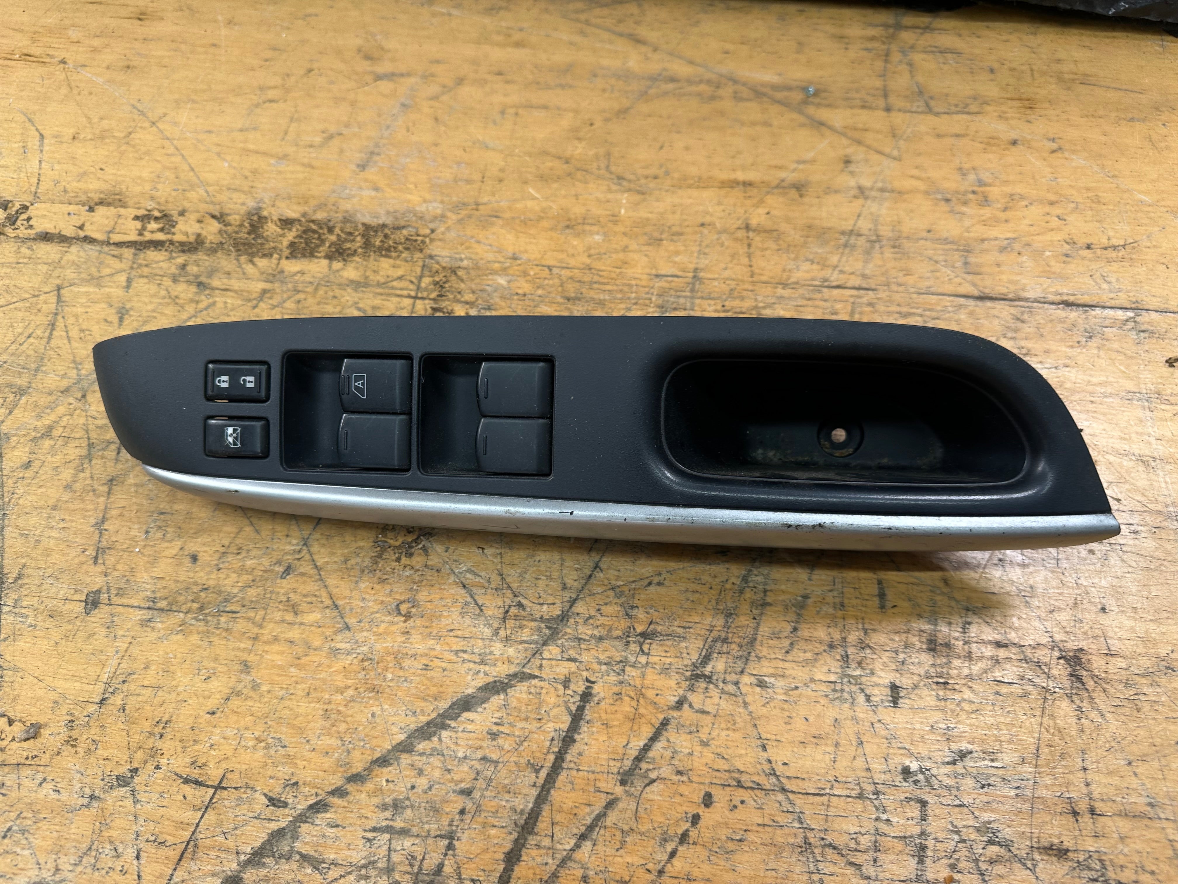 Nissan Note 2014–2019 Right Driver Front Window Control Switches (80960 3BB5A)