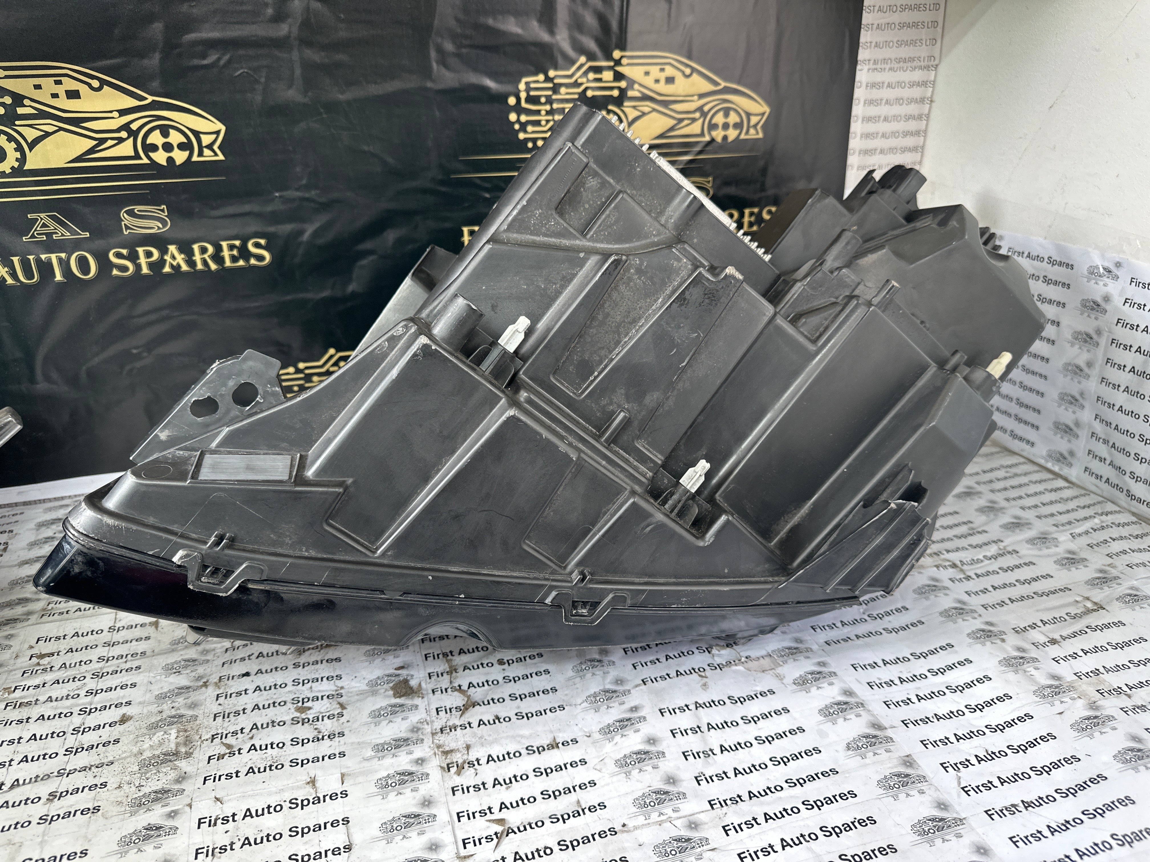 Peugeot 3008 5008 2017–2020 Right LED Headlight (89909536)