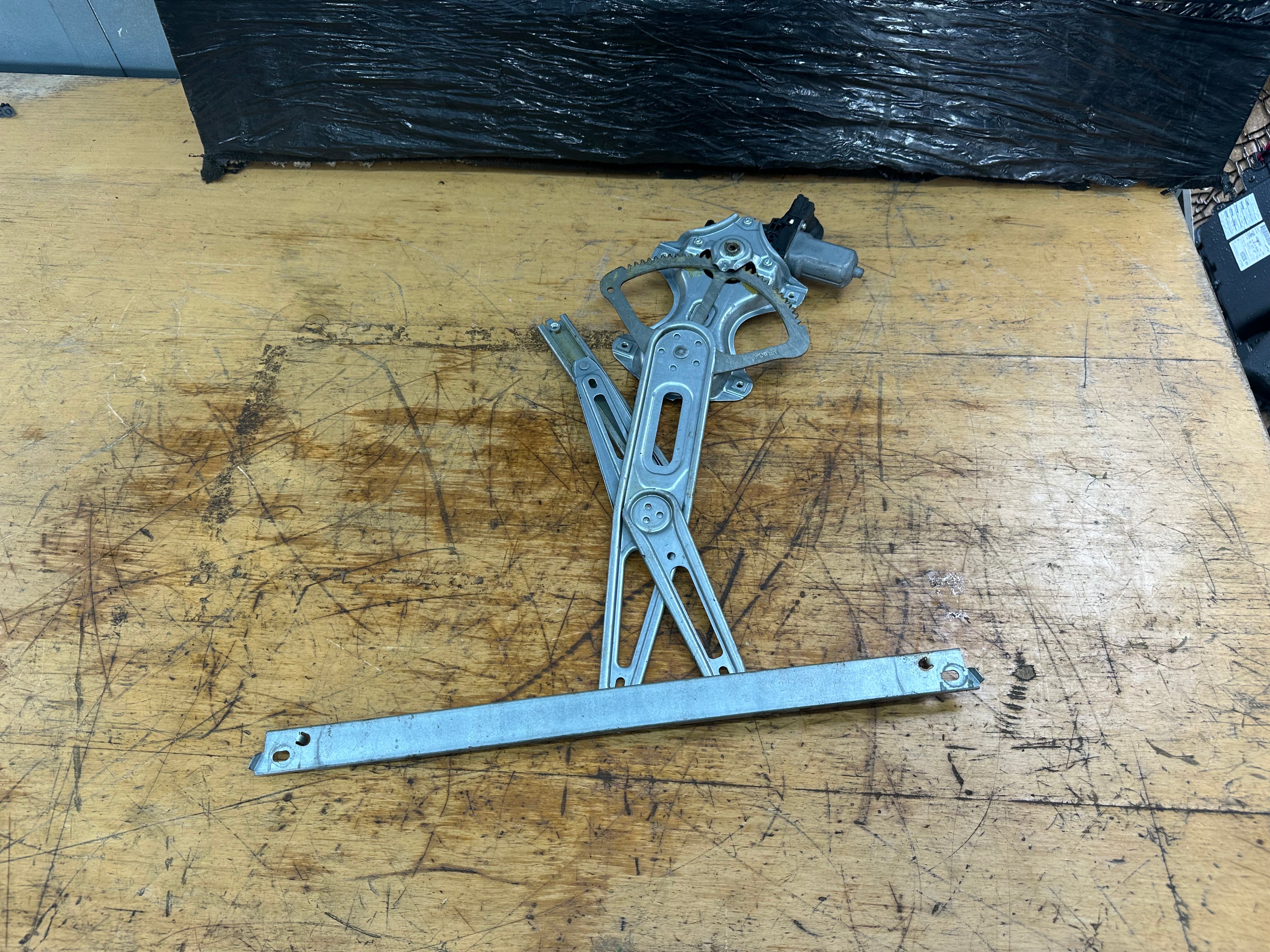 Toyota Auris Rear Right O/S/R Window Regulator (85720-0D120)