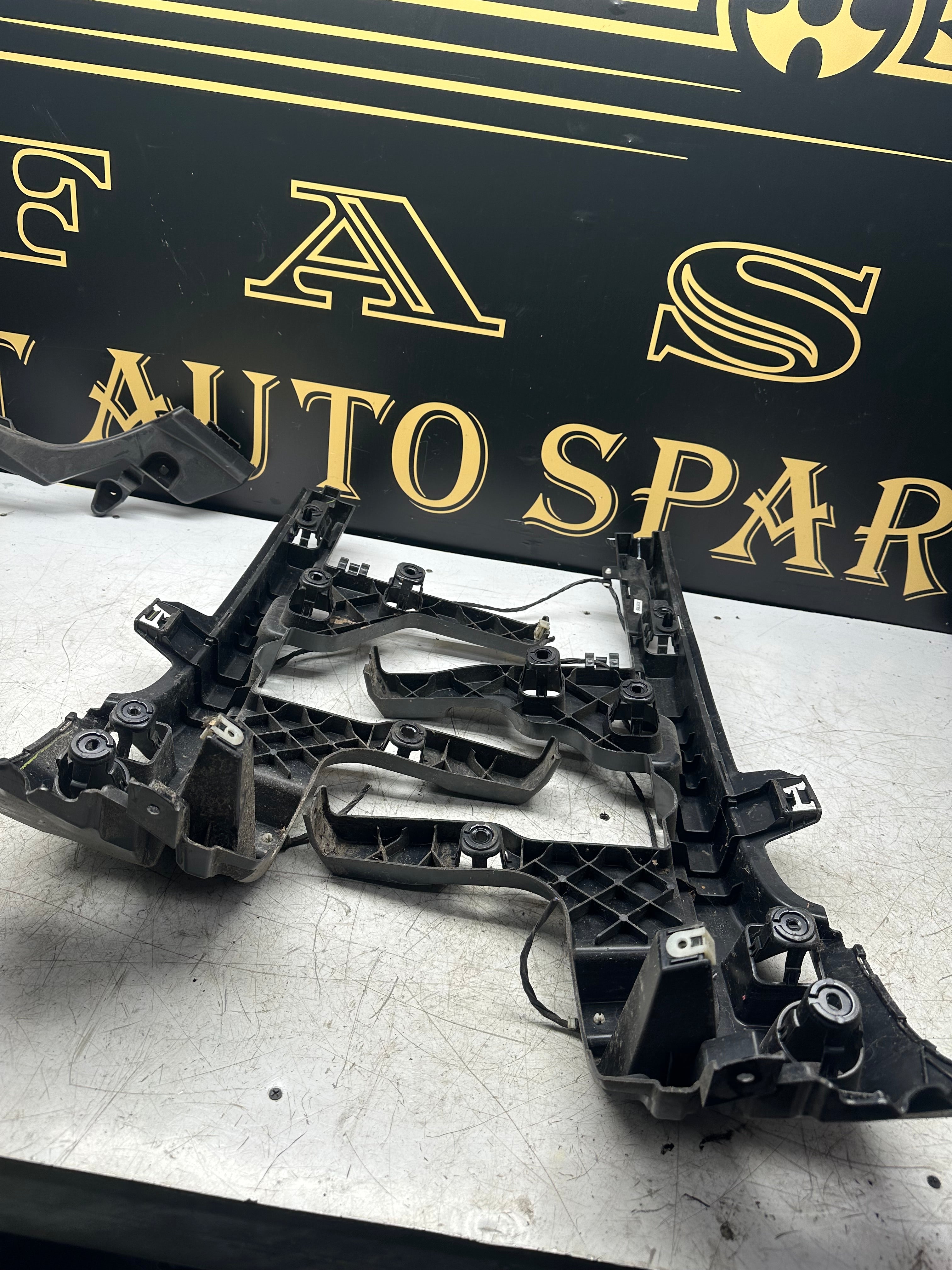 Mini One / Cooper F56 F55 Rear Bumper Mounting Bracket (7318756)