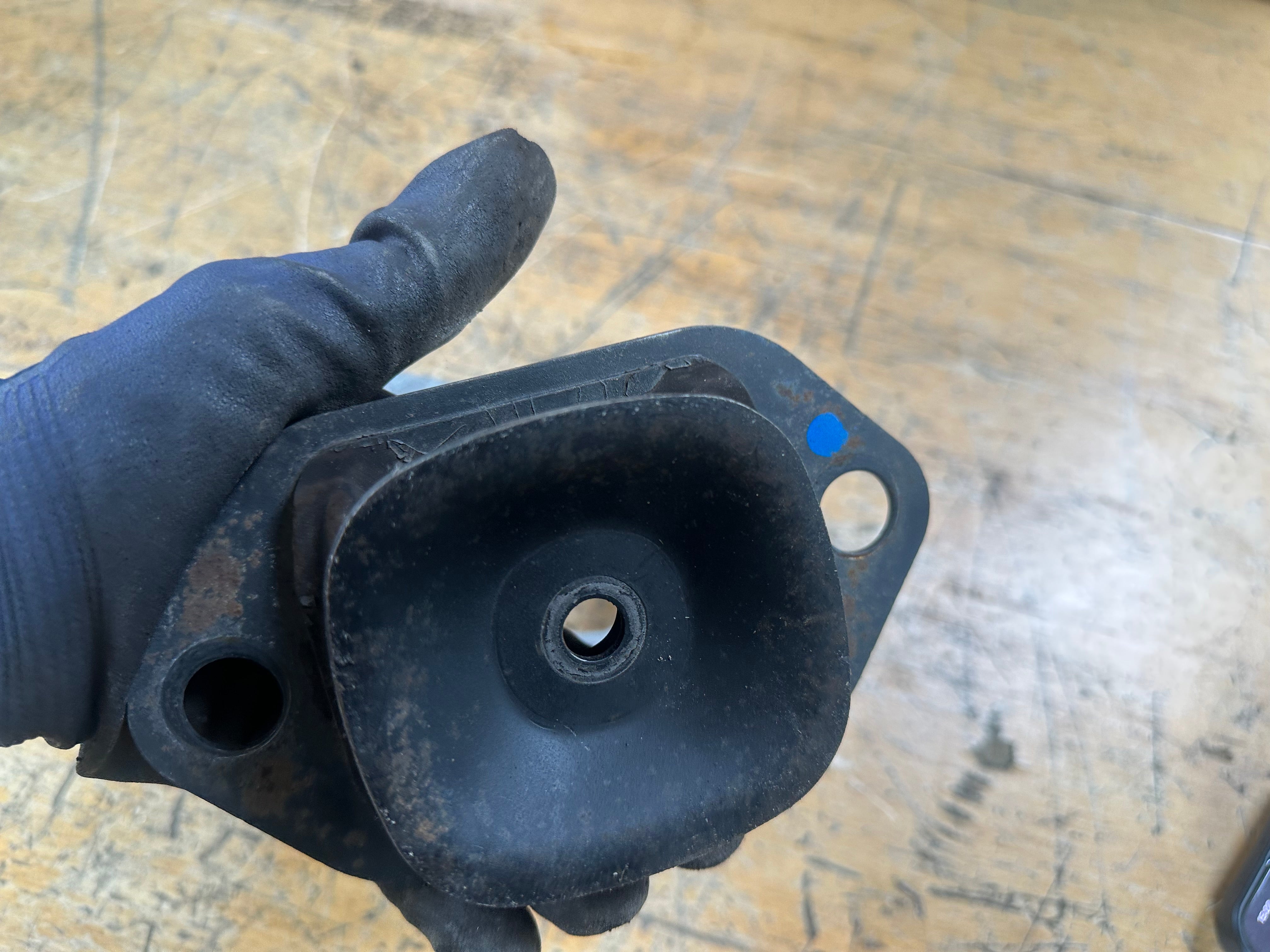 Renault & Nissan Juke F16 1.0 Petrol N/S Passenger Left Front Engine Mount (112532302R)