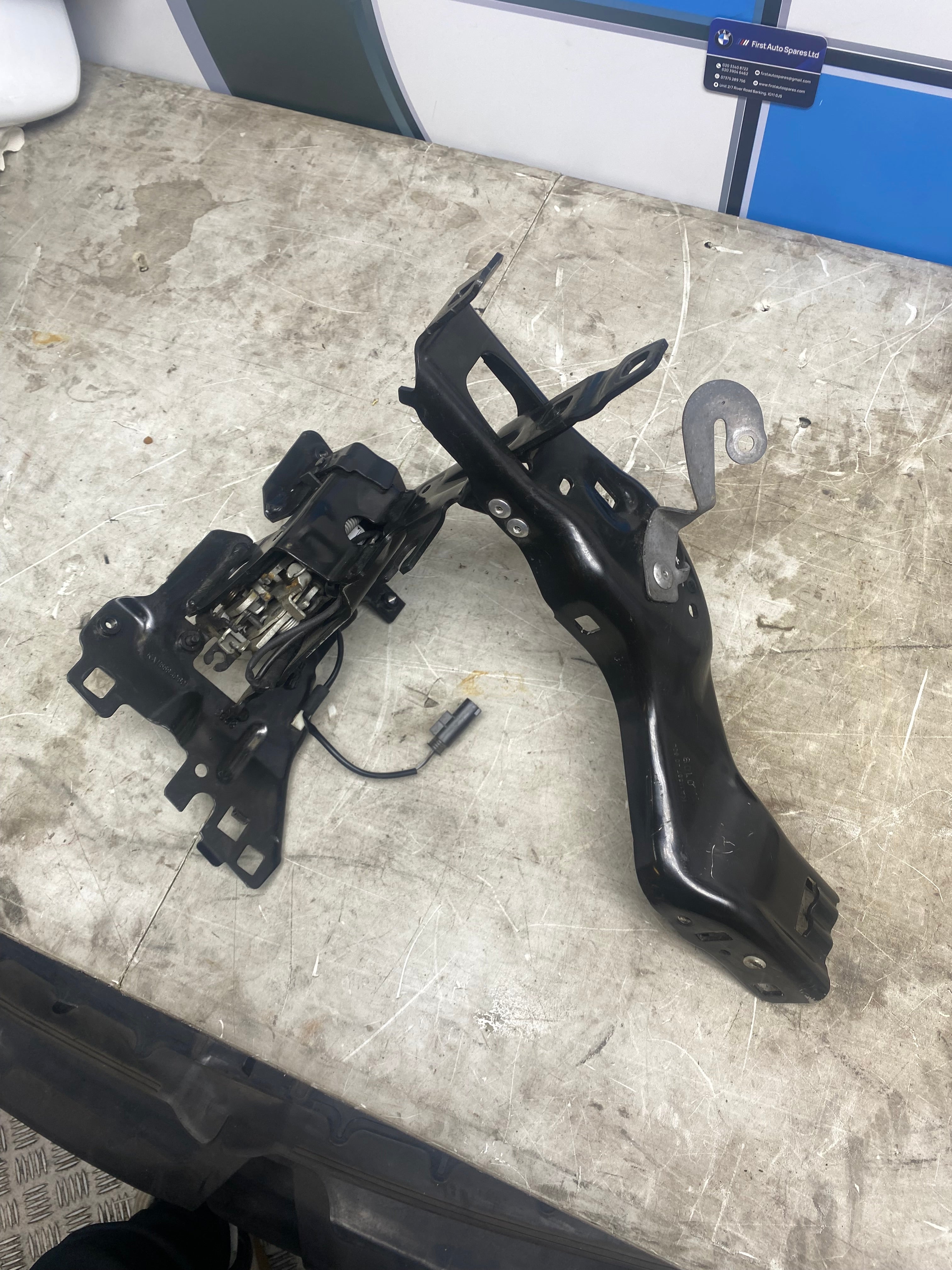 BMW 5 & 6 Series F10 / F06 Headlight Mounting Bracket with Lock