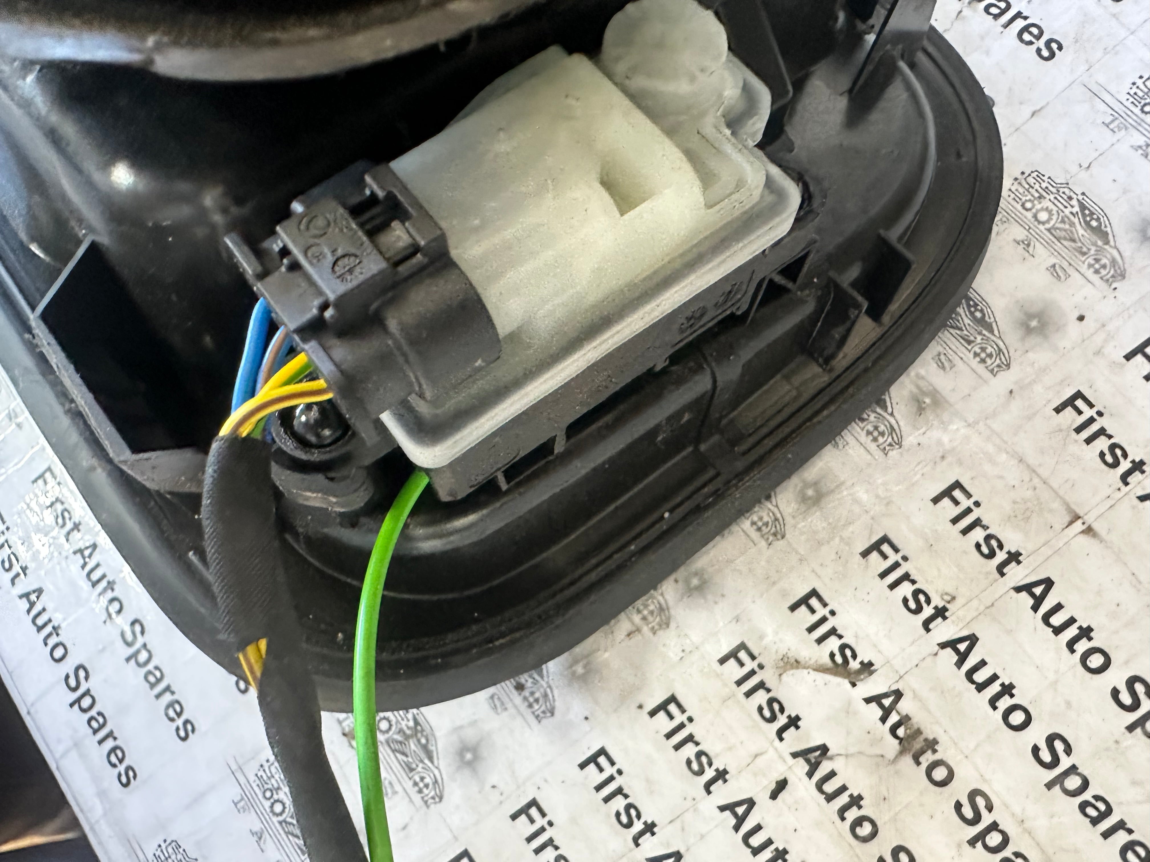 BMW 5 Series g30 Complete Fuel Filling Flap with Inner Plastics (61177387940) (118844-10) (1350775-05)